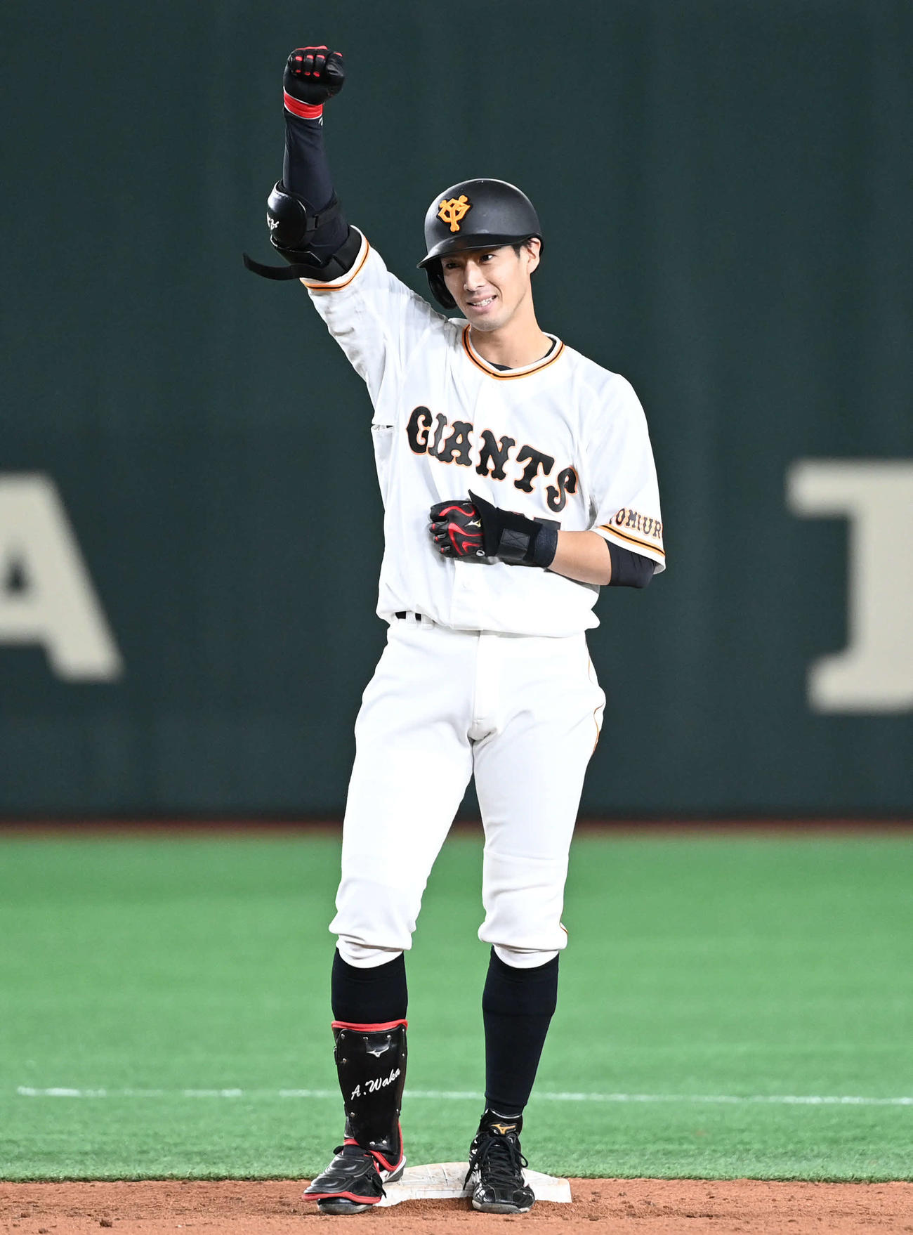 巨人対ヤクルト　9回裏巨人2死一塁、同点の適時二塁打を放った若林はガッツポーズ（撮影・山崎安昭）