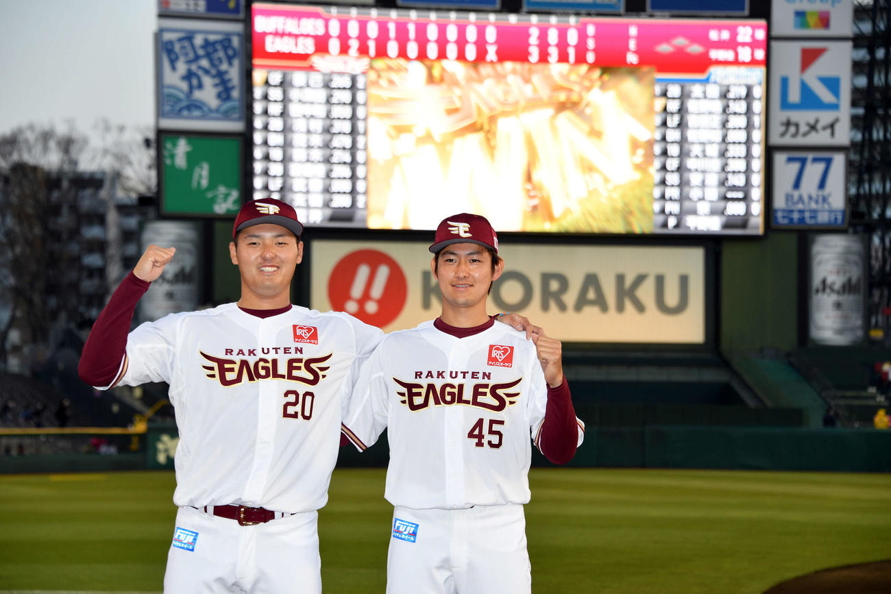 楽天対オリックス　ヒーローインタビューを終えポーズを決める楽天安楽（左）と渡辺佑（撮影・滝沢徹郎）