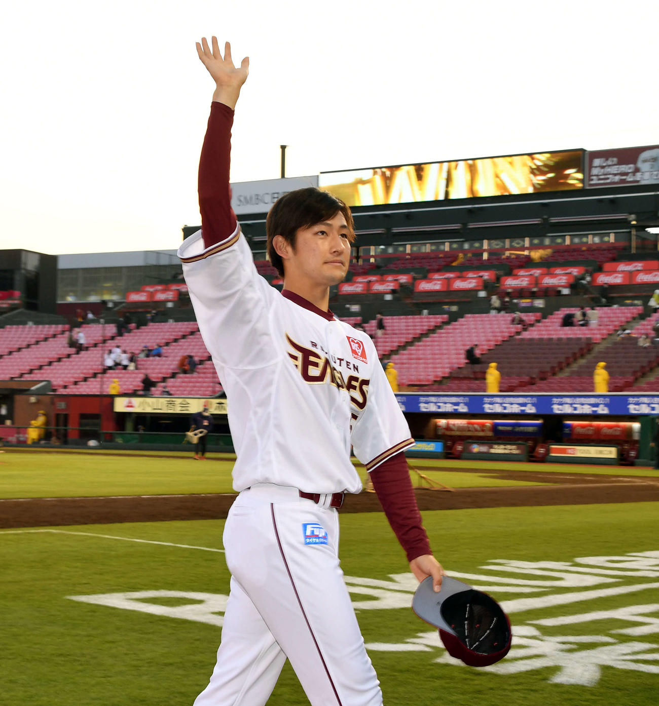 楽天対オリックス　ヒーローインタビューを終えファンに手を振る楽天渡辺佑（撮影・滝沢徹郎）