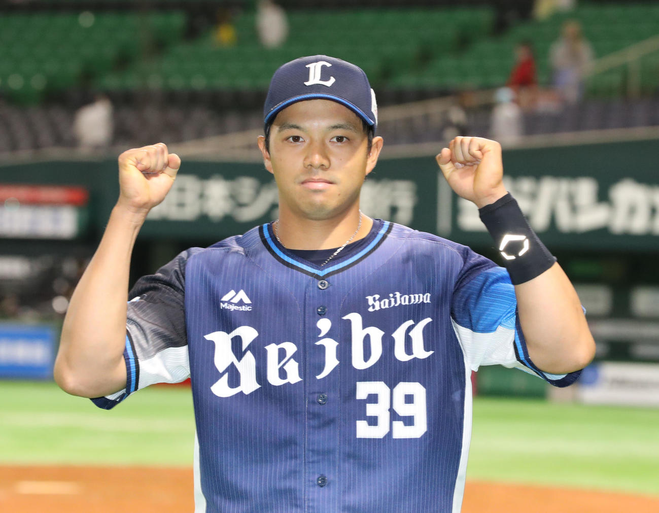 ソフトバンク対西武　ヒーローインタビュー後にガッツポーズする呉念庭（撮影・屋方直哉）