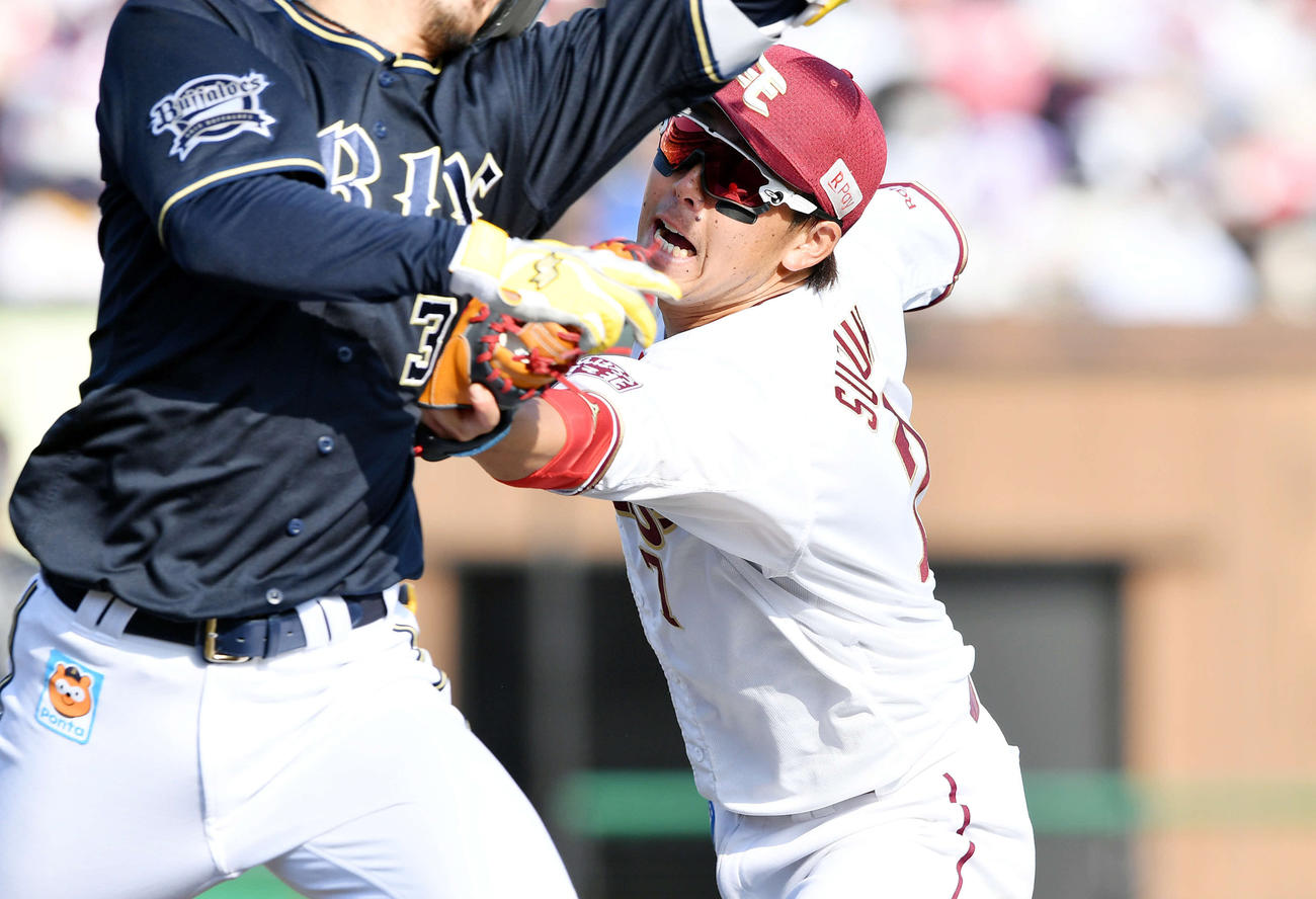 4回表オリックス無死一、三塁、安達（左）のゴロを捕球後タッチしアウトにする一塁手鈴木大（撮影・滝沢徹郎）