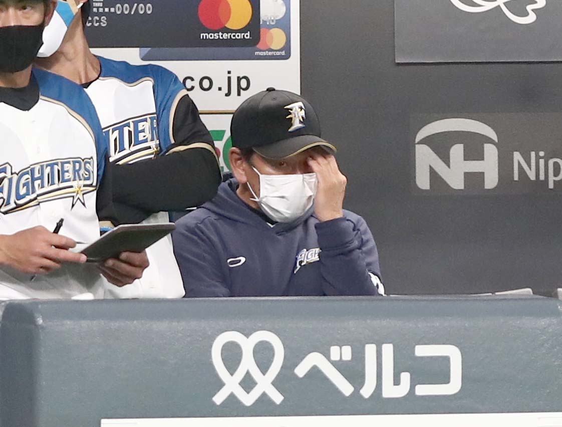 日本ハム対西武　ベンチで渋い表情の栗山監督（撮影・黒川智章）