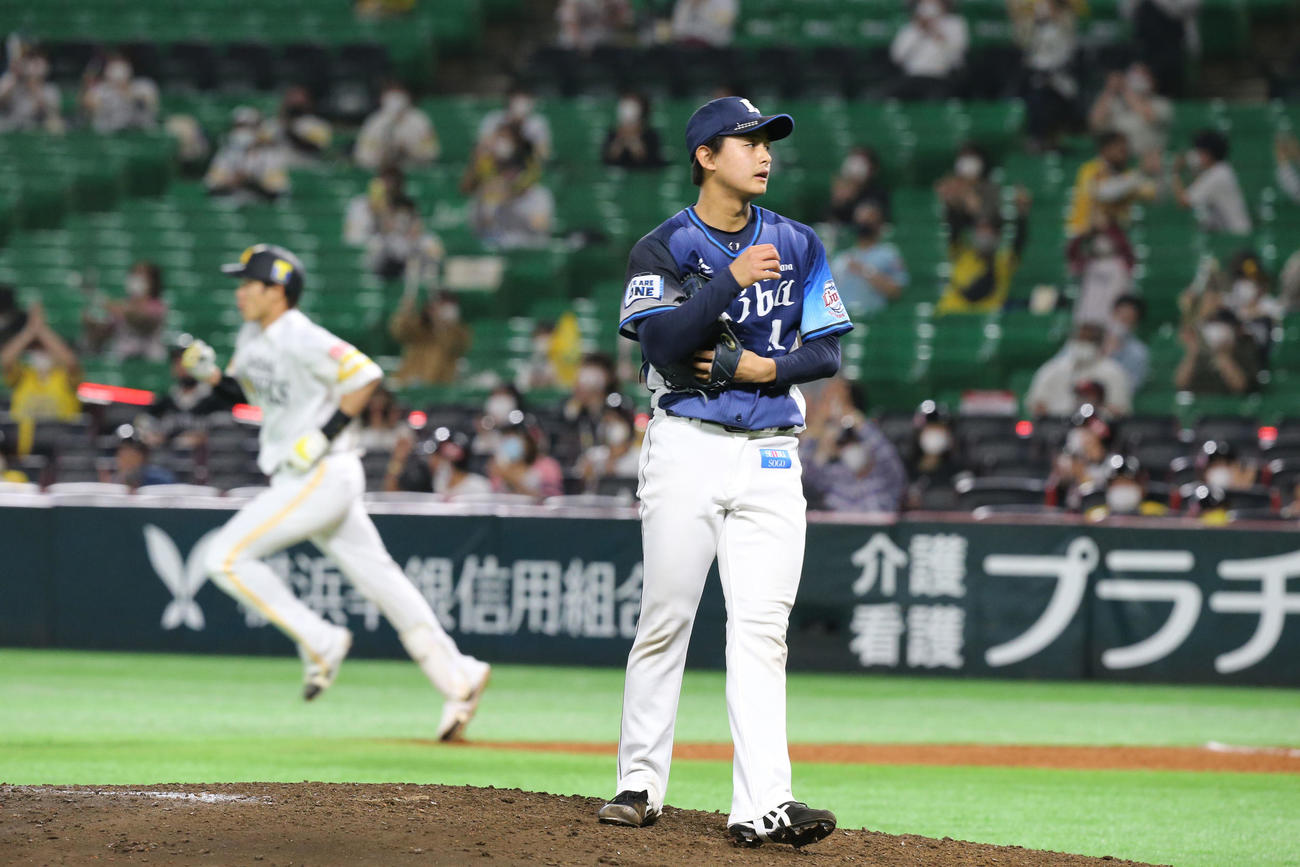 ソフトバンク対西武　9回裏、柳田悠岐に本塁打を打たれる井上広輝（撮影・屋方直哉）
