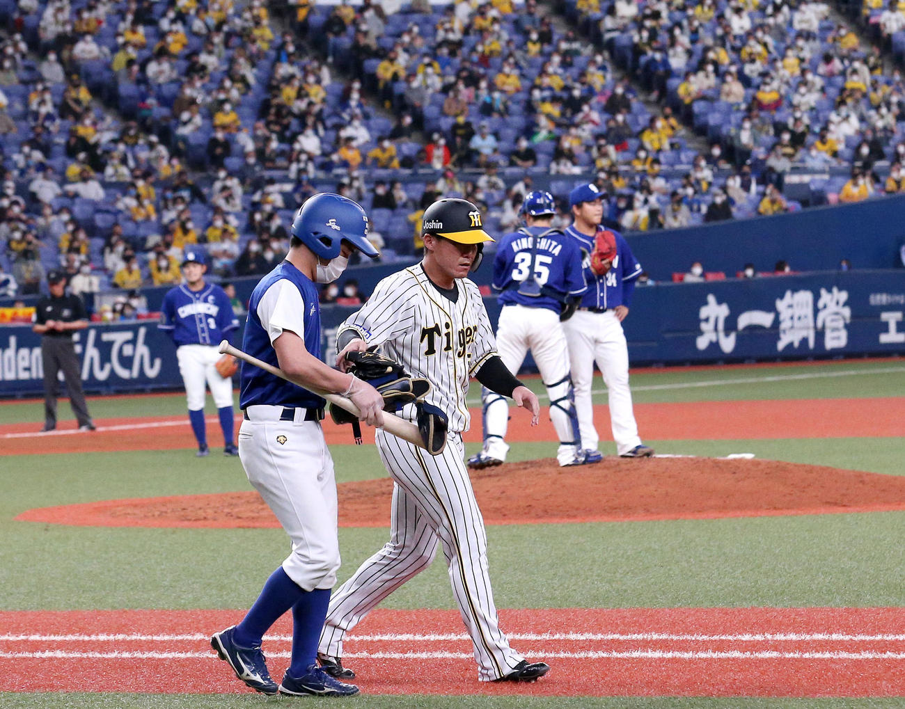 阪神対中日　9回裏阪神1死二塁、代打陽川（手前右）は申告敬遠で一塁に向かう（撮影・上山淳一）