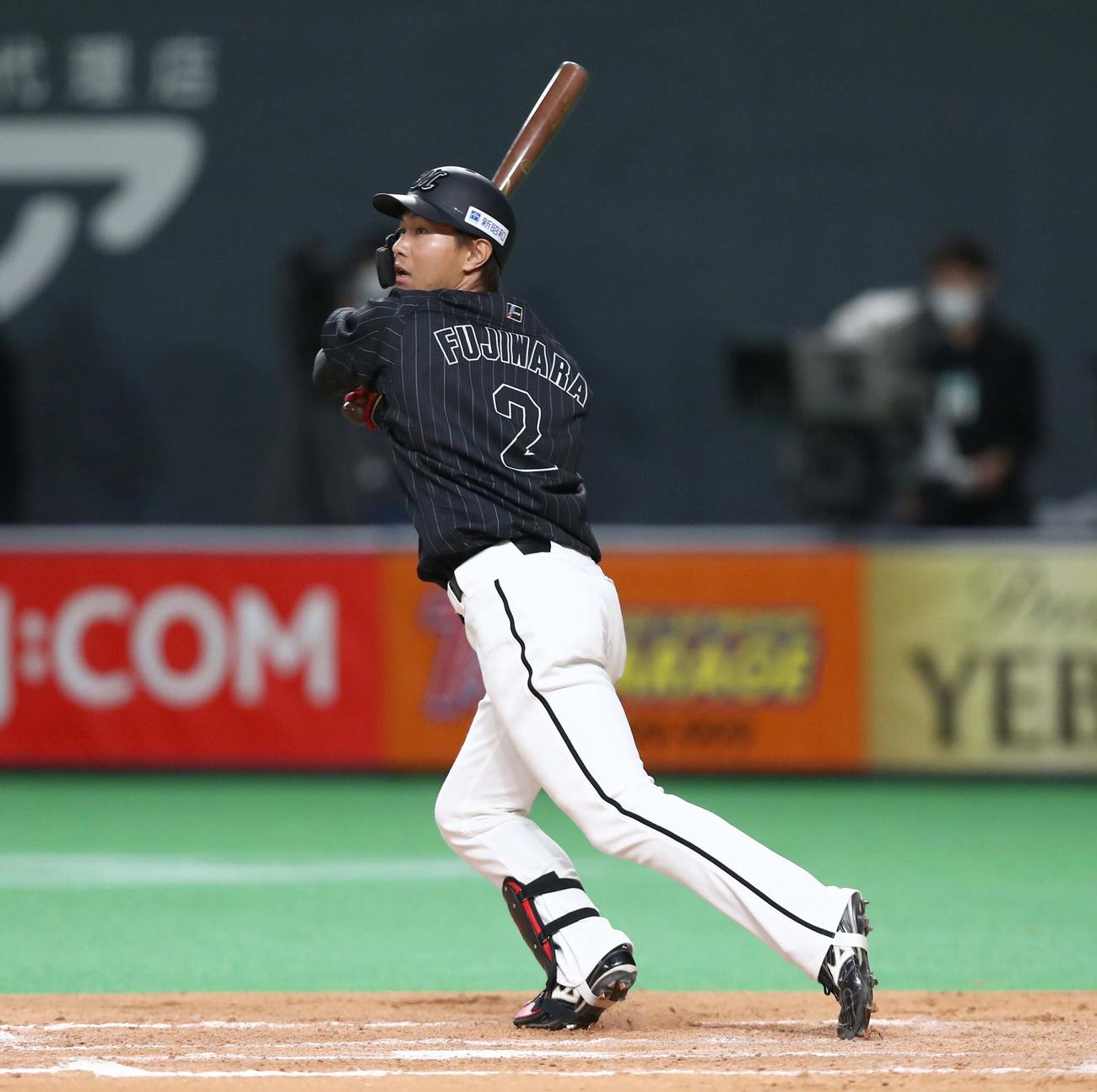 日本ハム対ロッテ　7回表ロッテ2死一、二塁、左前に2点適時二塁打を放つ藤原（撮影・黒川智章）