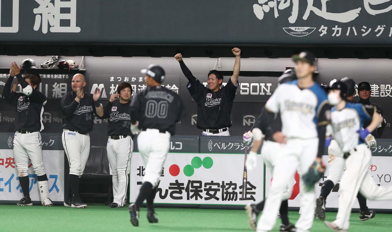 日本ハム対ロッテ　7回表、藤原の適時二塁打で逆転し沸くロッテナイン（撮影・黒川智章）