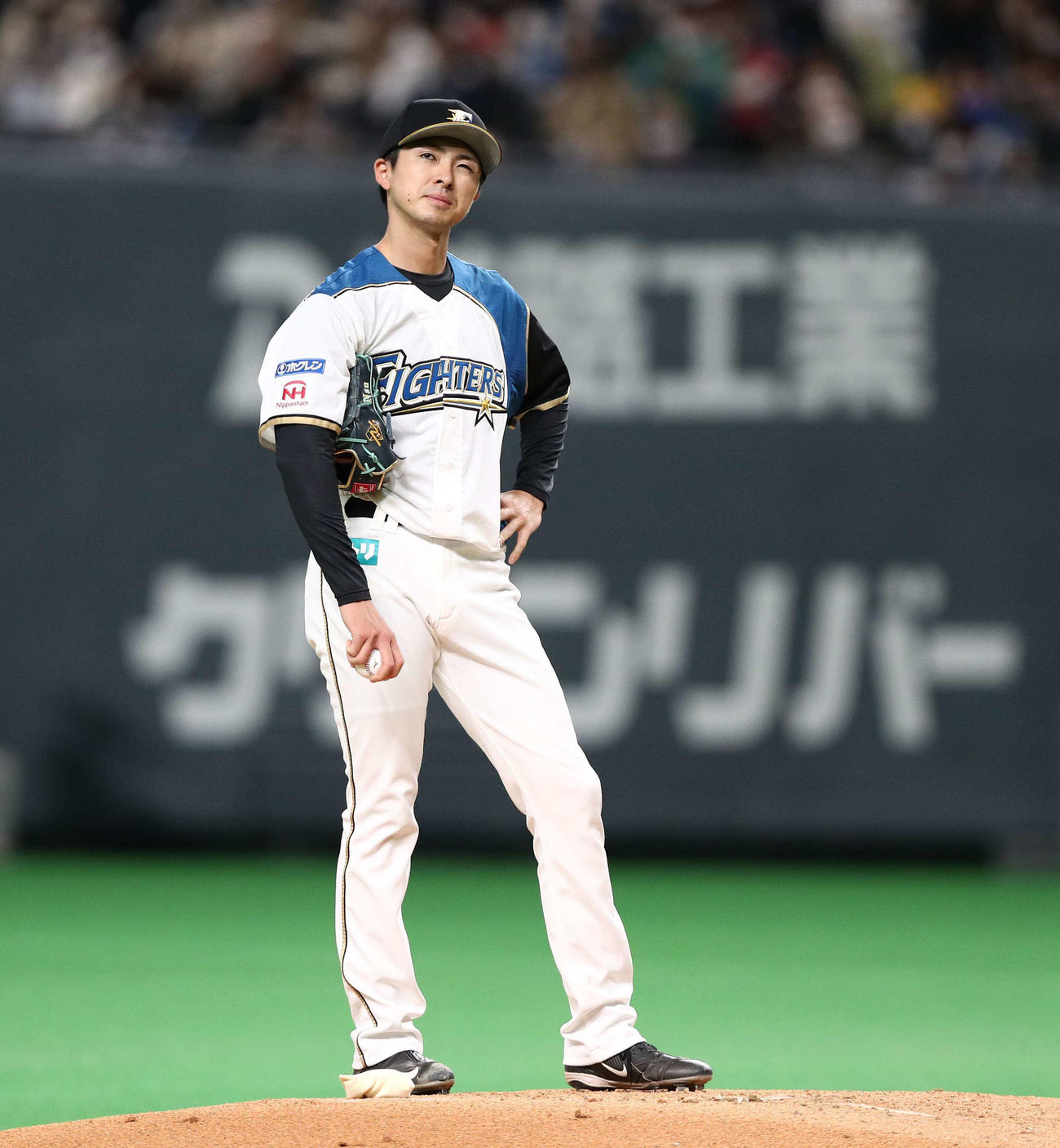 日本ハム対ロッテ　3回表、マウンドで首をかしげる上沢（撮影・黒川智章）