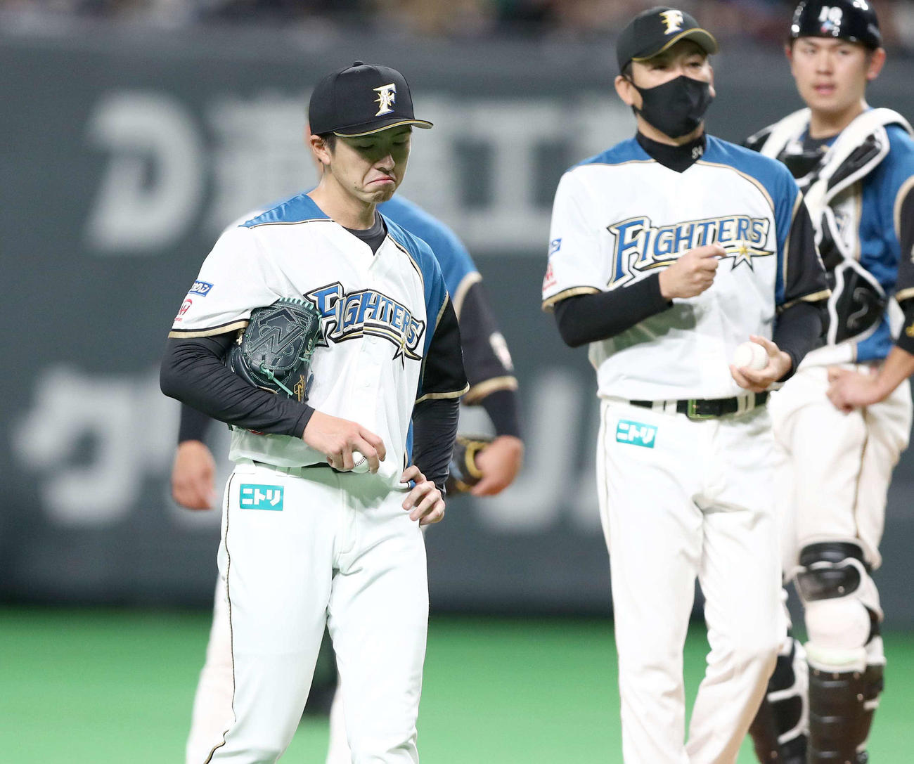 日本ハム対ロッテ　7回表途中で降板の上沢は顔をしかめてベンチに引き揚げる（撮影・黒川智章）