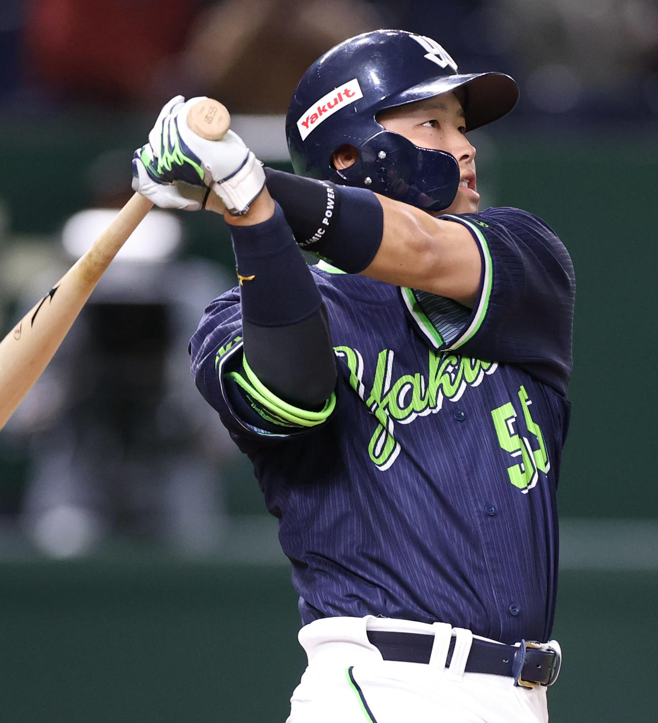 巨人対ヤクルト　6回表ヤクルト1死一塁、2点本塁打を放つ村上（撮影・狩俣裕三）