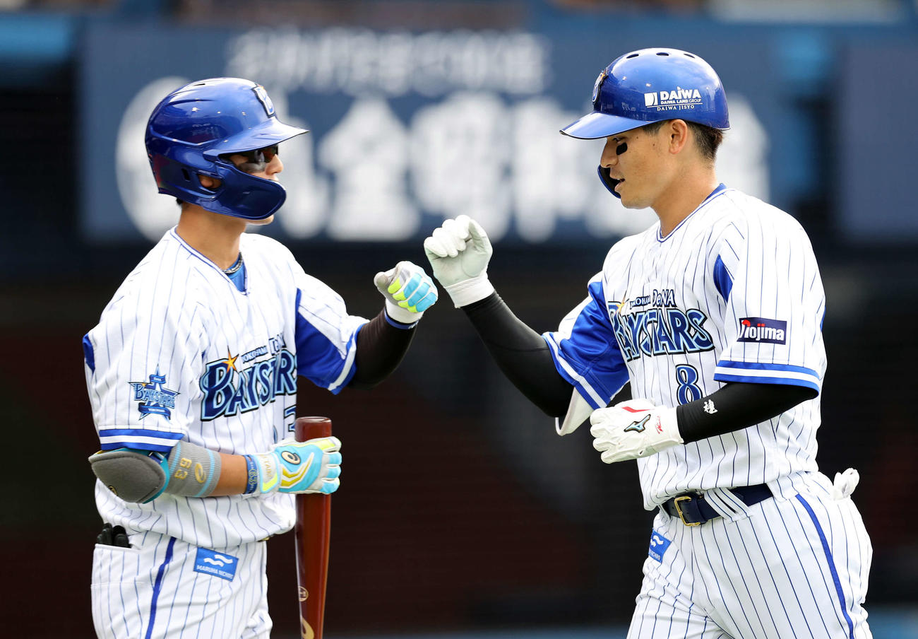 DeNA対広島　3回裏DeNA1死、神里（右）は右中間本塁打を放ち関根とタッチ（撮影・鈴木正人）