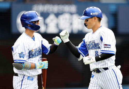 DeNA対広島　3回裏DeNA1死、神里（右）は右中間本塁打を放ち関根とタッチ（撮影・鈴木正人）