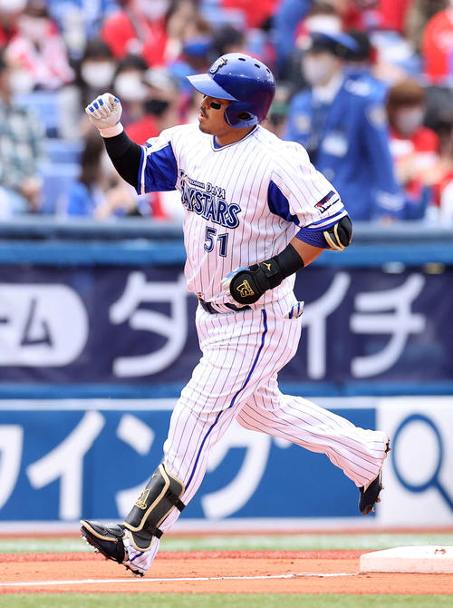 DeNA対広島　4回裏DeNA1死、宮崎は左越え本塁打を放ちガッツポーズ（撮影・鈴木正人）