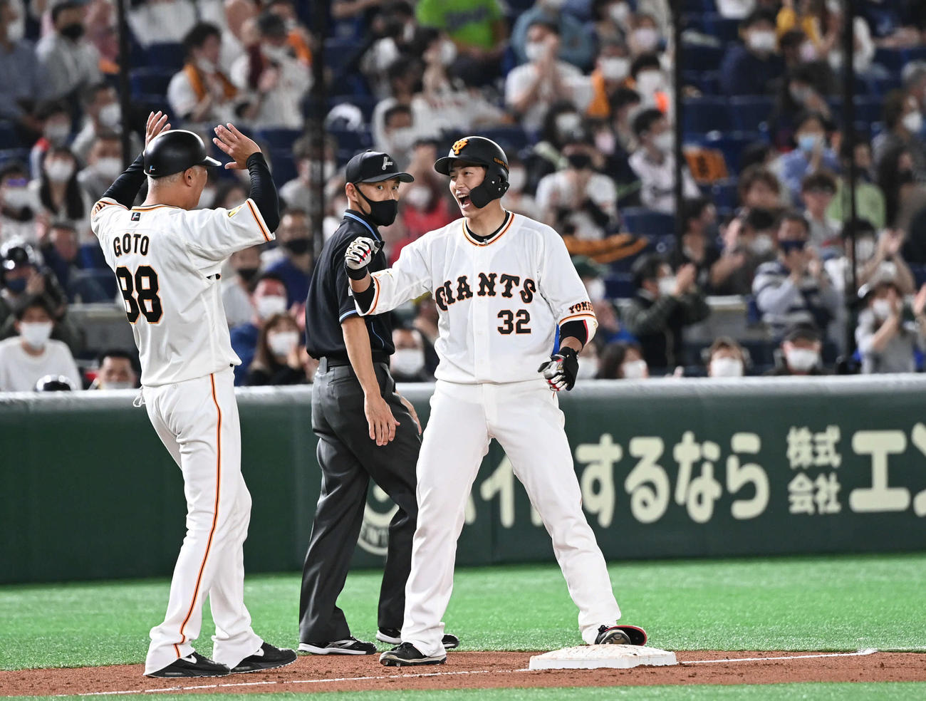 巨人対ヤクルト　7回裏巨人2死三塁、代打広岡は適時三塁打を放ちガッツポーズ（撮影・山崎安昭）