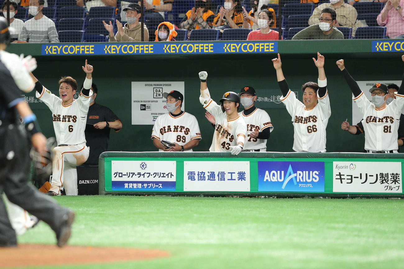 巨人対ヤクルト　7回裏巨人2死三塁、広岡が勝ち越しの適時三塁打を放ち、盛り上がる坂本（左）ら巨人の選手たち（撮影・河田真司）