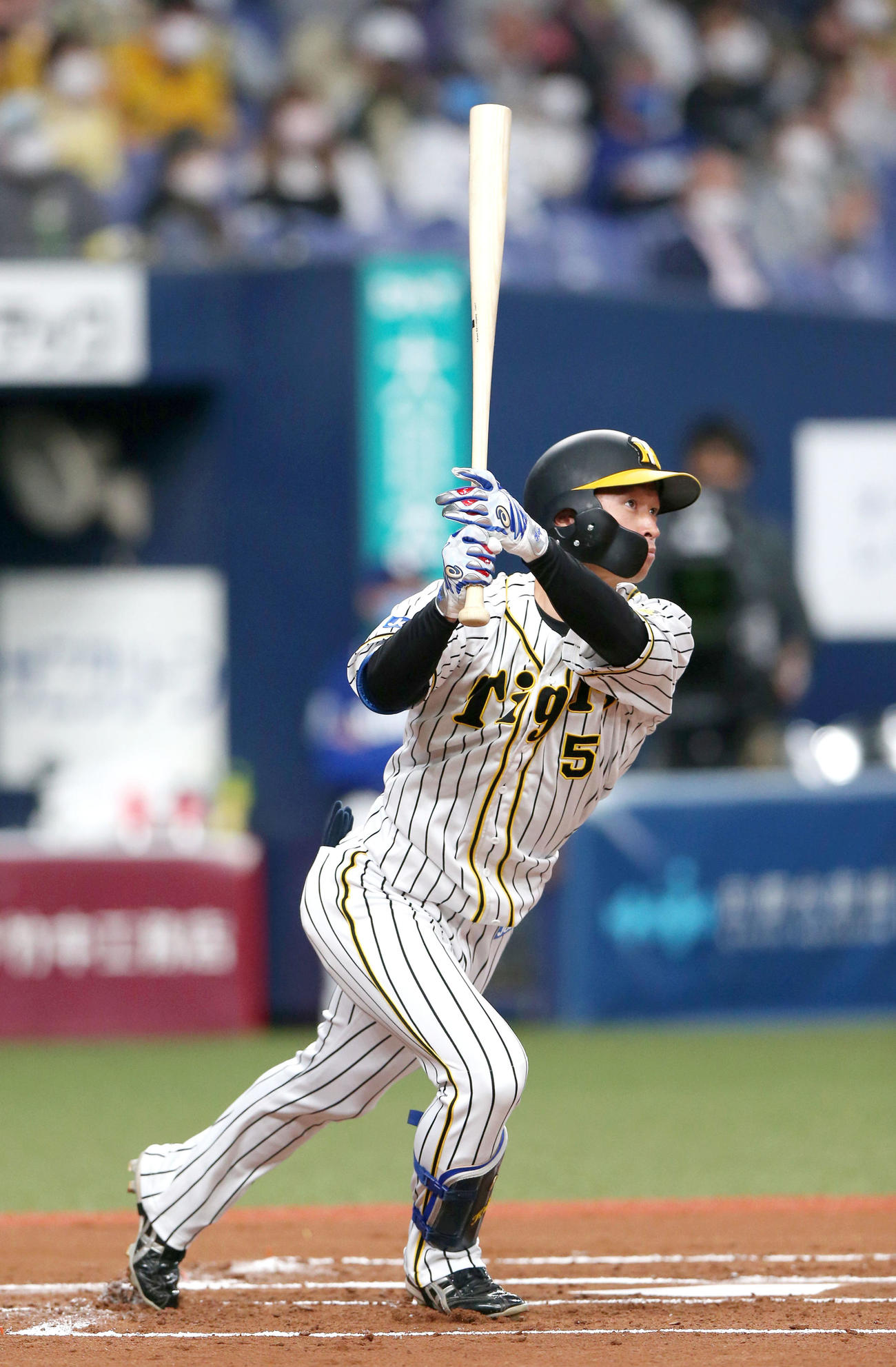 阪神対中日　1回裏阪神無死、近本は先制の右越え本塁打を放つ（撮影・上山淳一）
