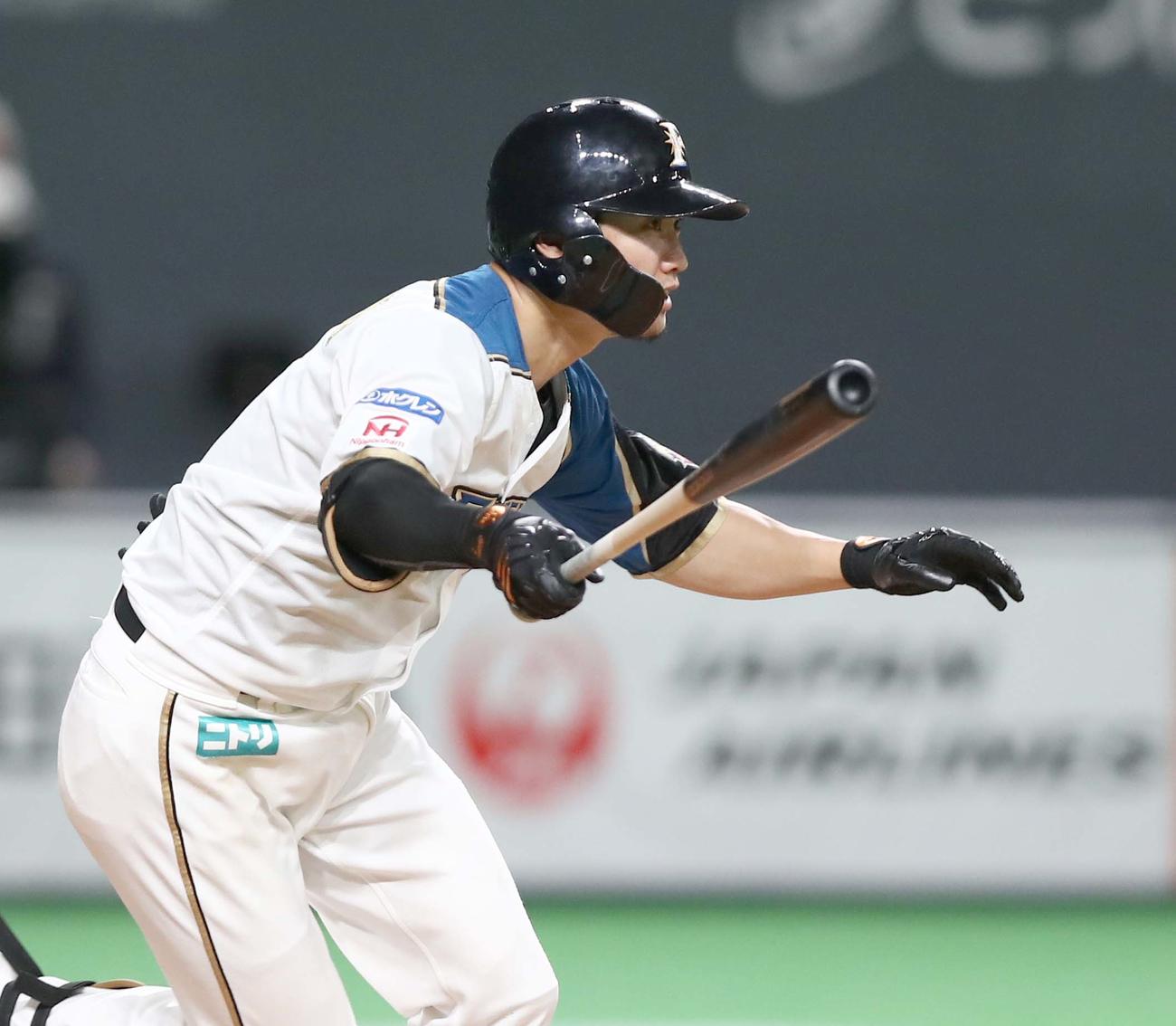 日本ハム対ロッテ　8回裏日本ハム2死二塁、右前適時打を放つ西川（撮影・黒川智章）