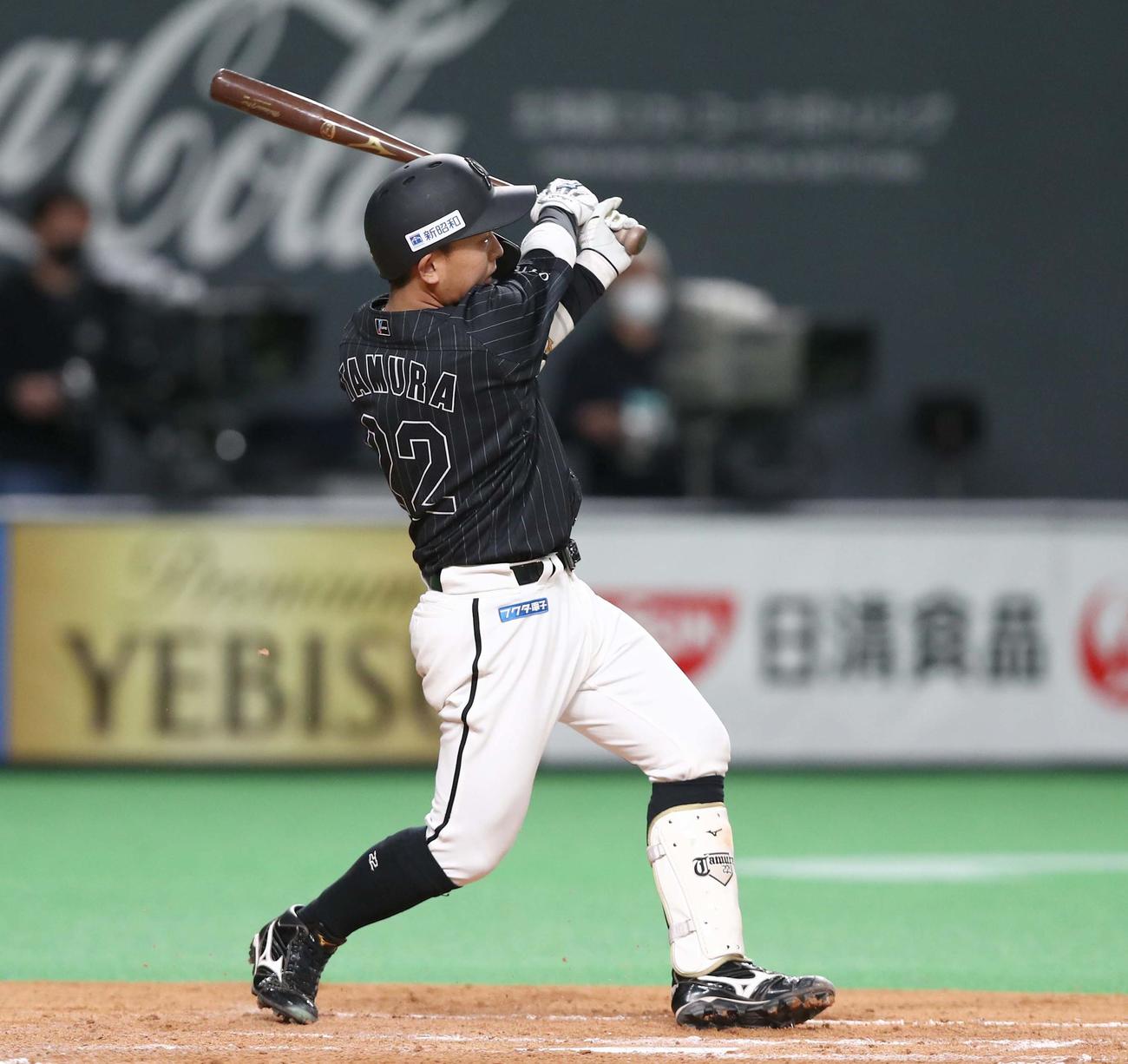 日本ハム対ロッテ　5回表ロッテ2死一、二塁、左越え適時二塁打を放つ田村（撮影・黒川智章）