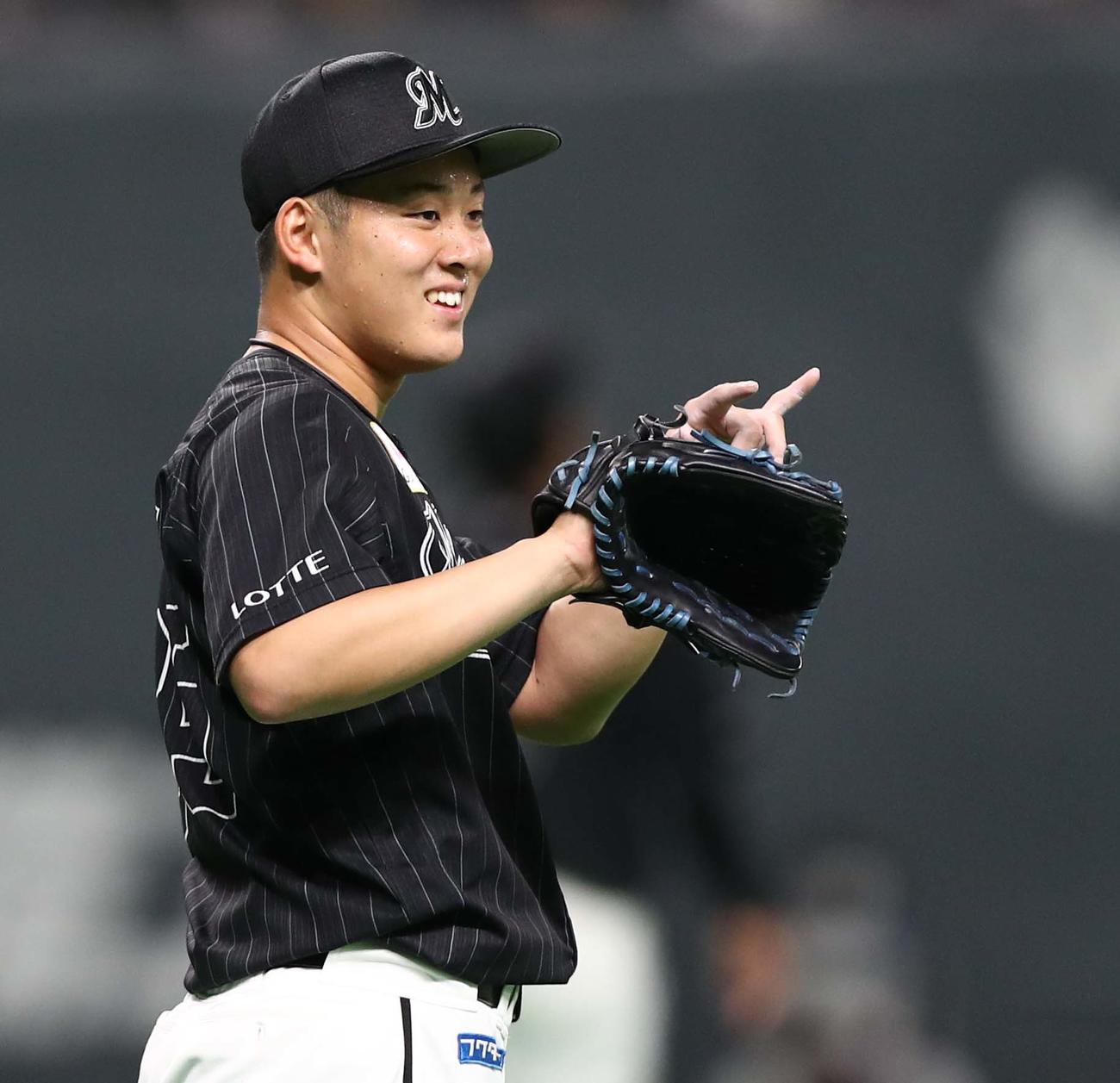 日本ハム対ロッテ　2回裏、笑顔を見せる鈴木（撮影・黒川智章）