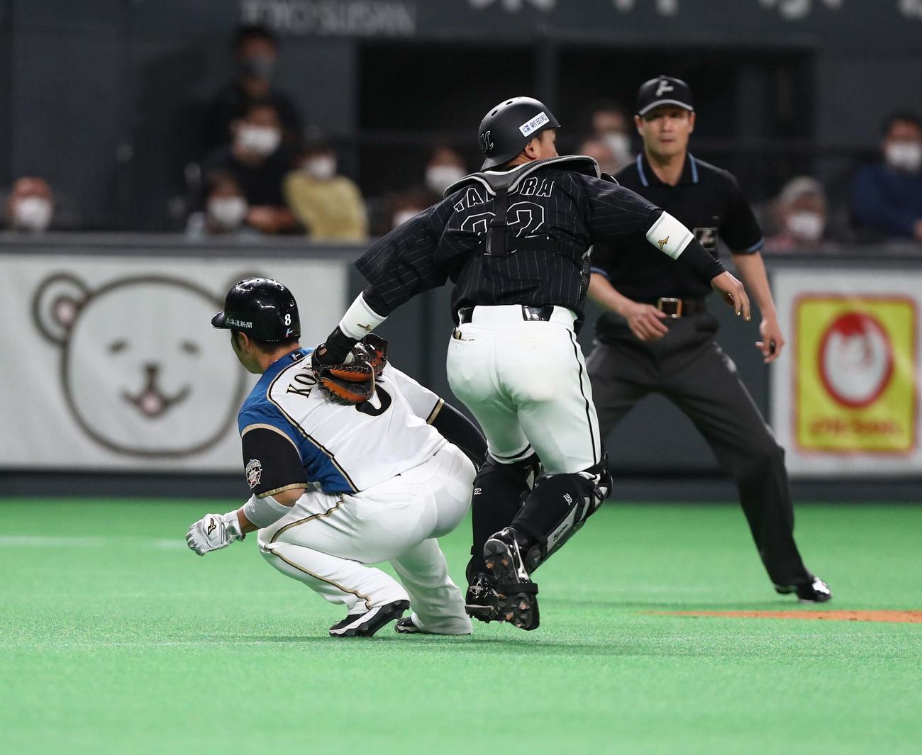 日本ハム対ロッテ　4回裏日本ハム無死一、三塁、渡辺の三ゴロで三塁走者の近藤が挟殺される。捕手田村（撮影・黒川智章）