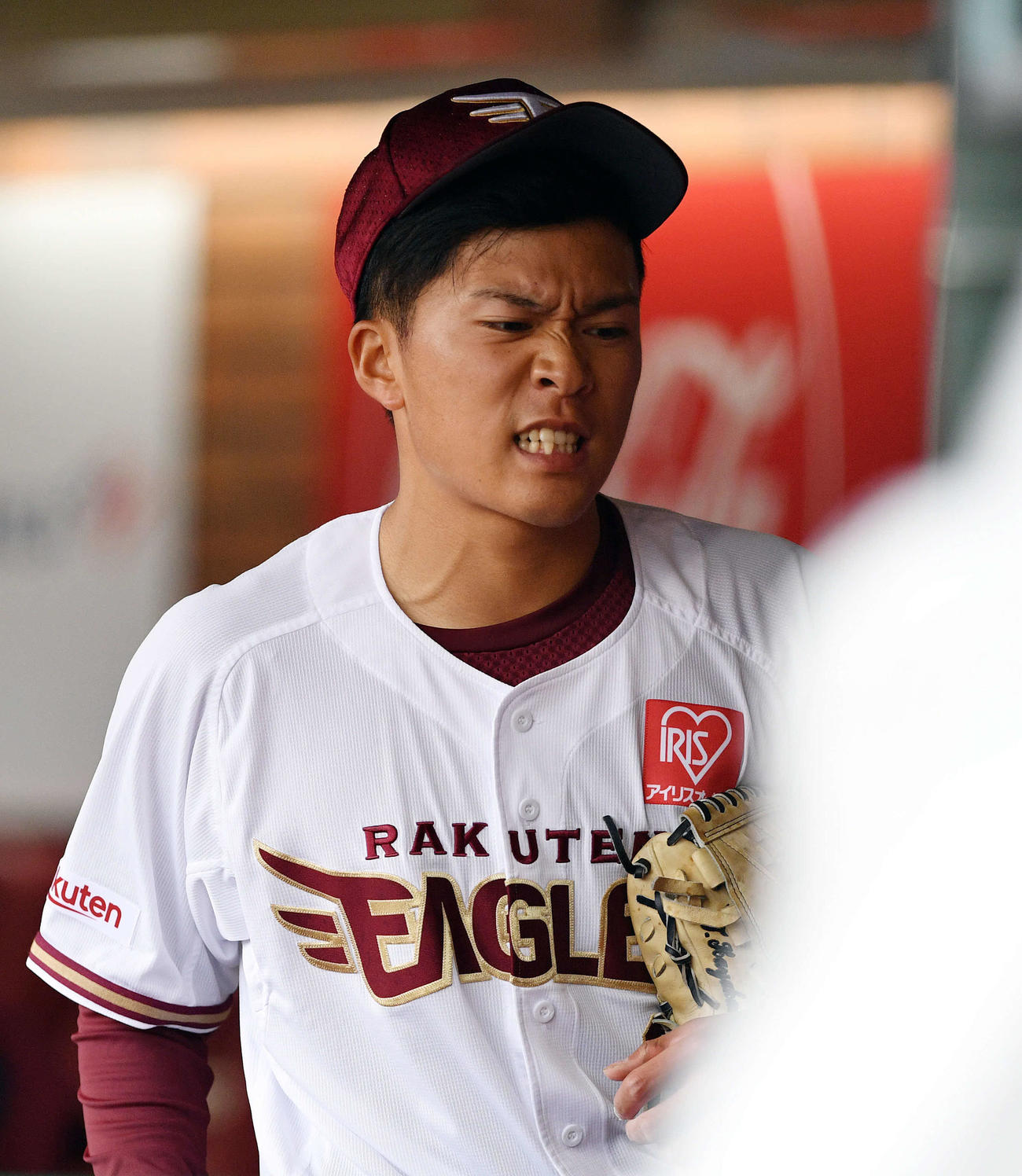 楽天対オリックス　6回を投げ終えベンチで厳しい表情の楽天早川（撮影・滝沢徹郎）