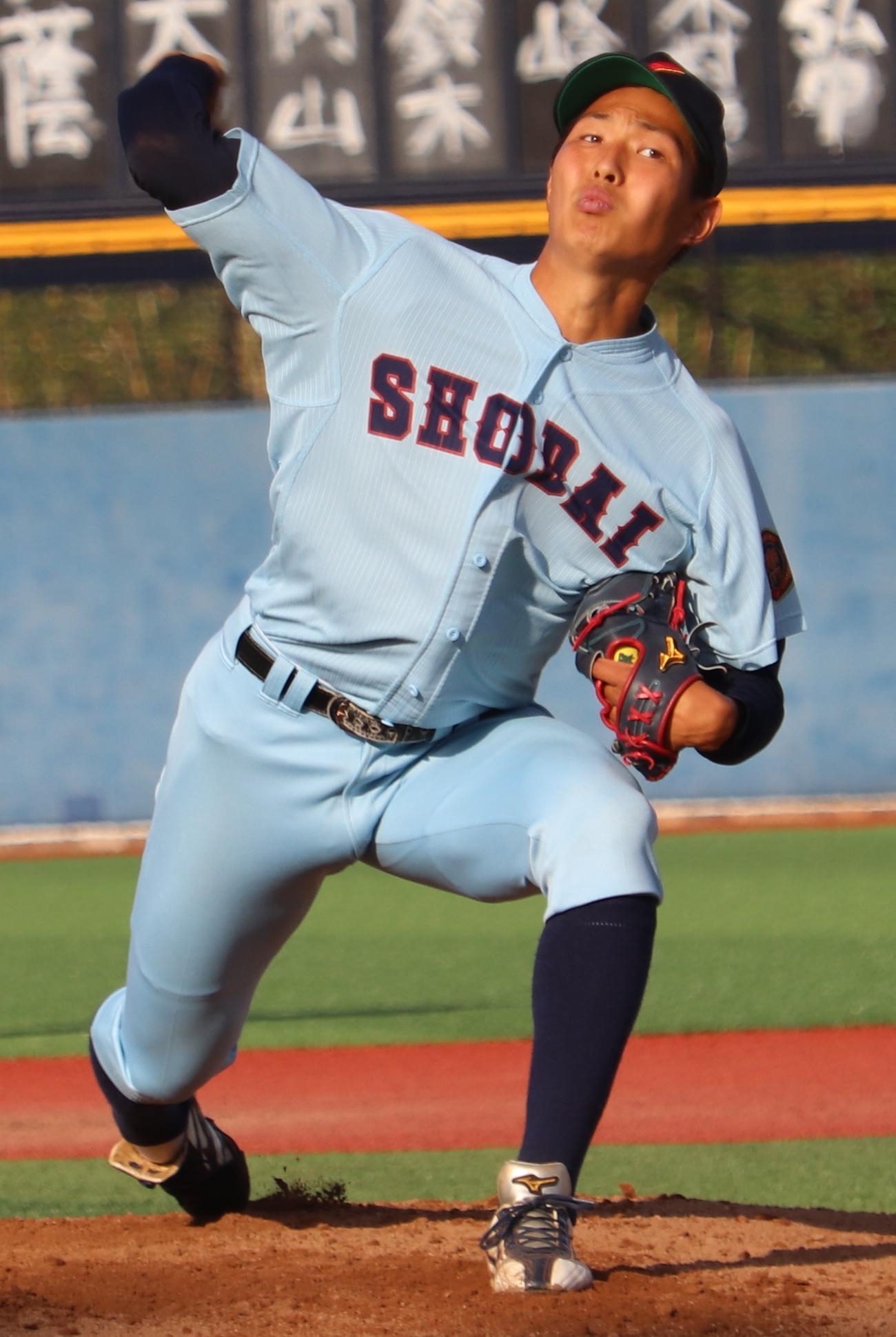 横浜商大対松蔭大　先発し3回2／3、6安打4失点の横浜商大・飯田（撮影・古川真弥）
