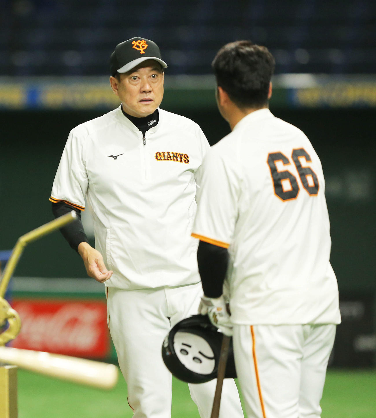 巨人対ヤクルト　試合前、香月（右）と会話する原監督（撮影・河田真司）