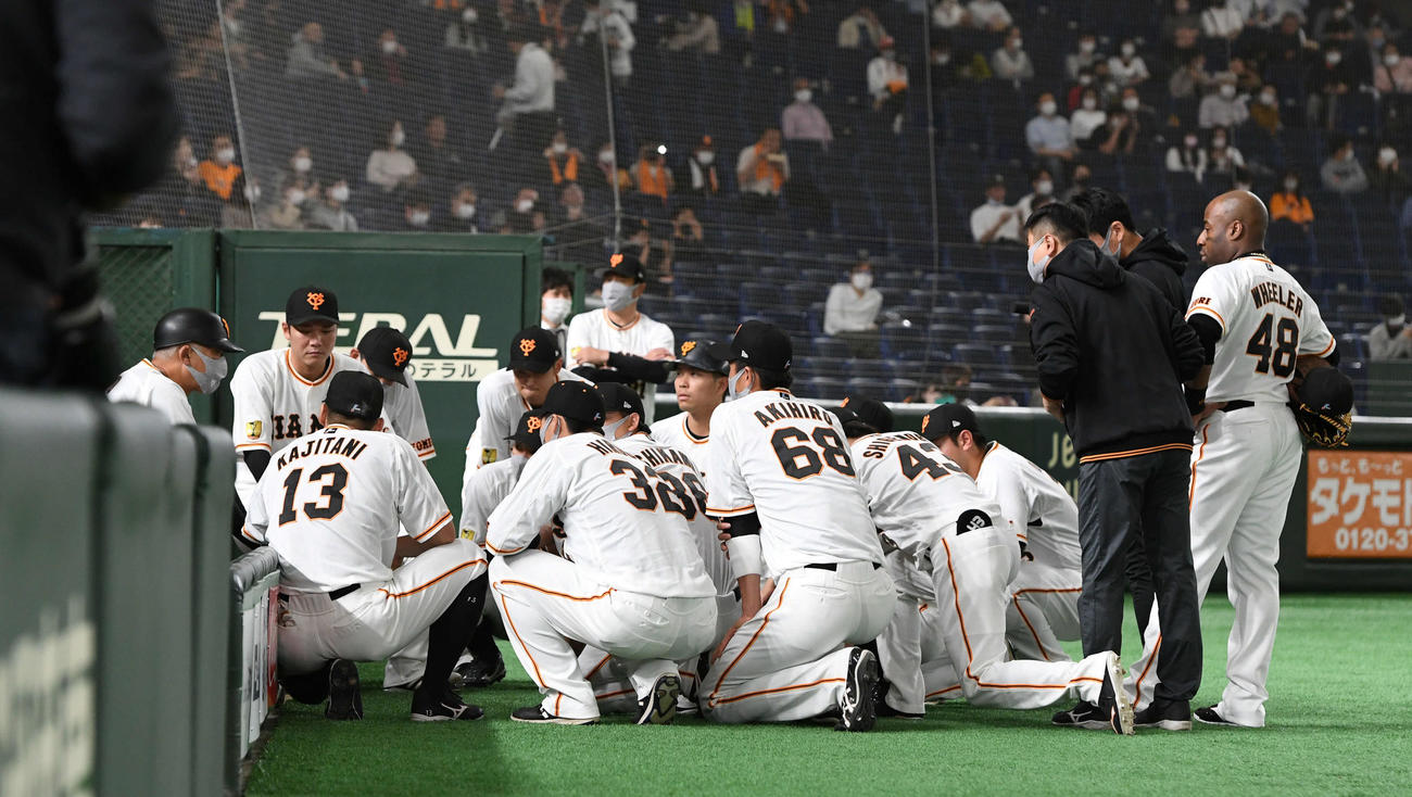 巨人対ヤクルト　試合前の円陣を組む巨人の選手たち（撮影・山崎安昭）