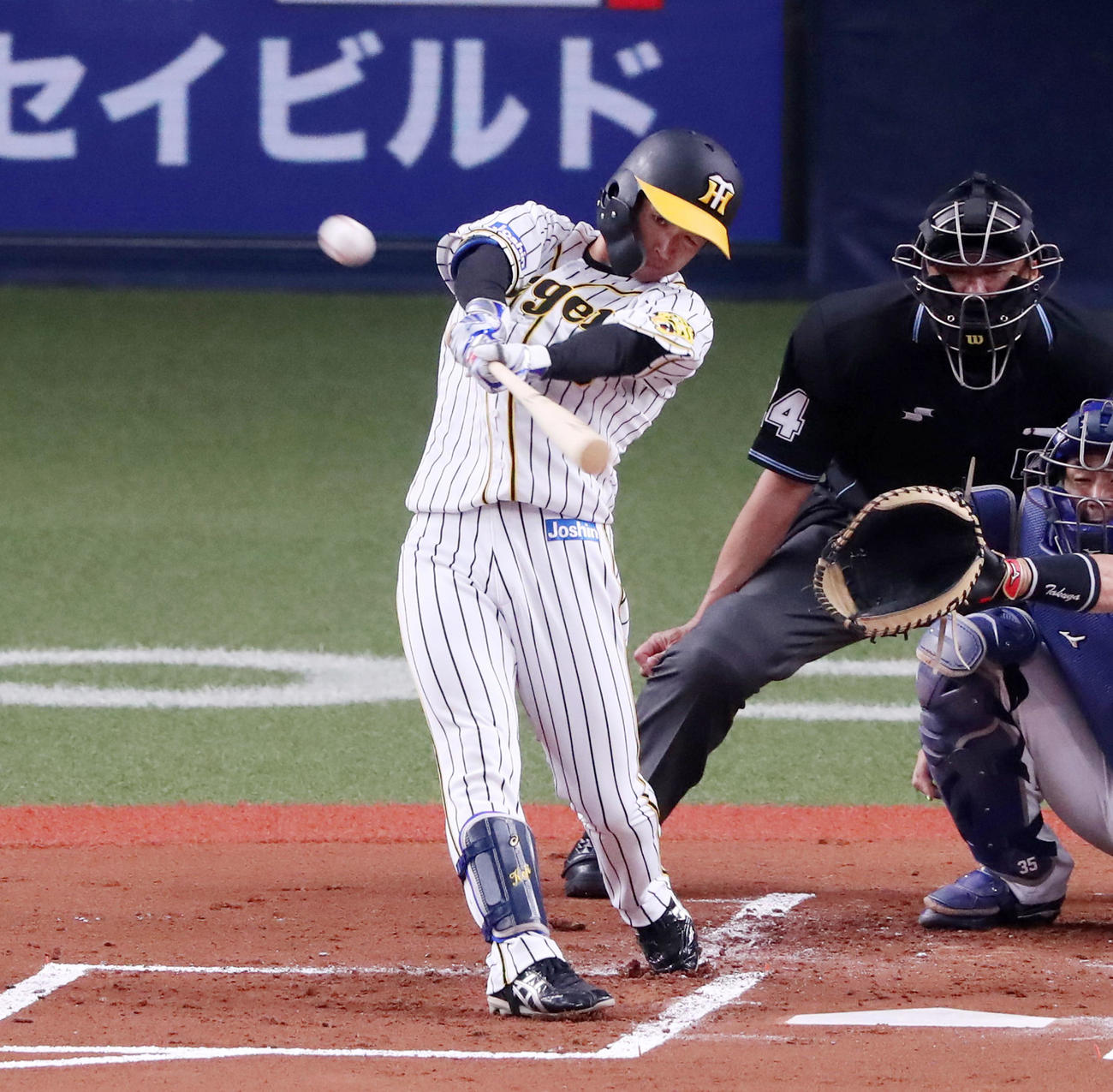 阪神対中日　1回裏阪神無死、近本は右越え本塁打を放つ（撮影・加藤哉）