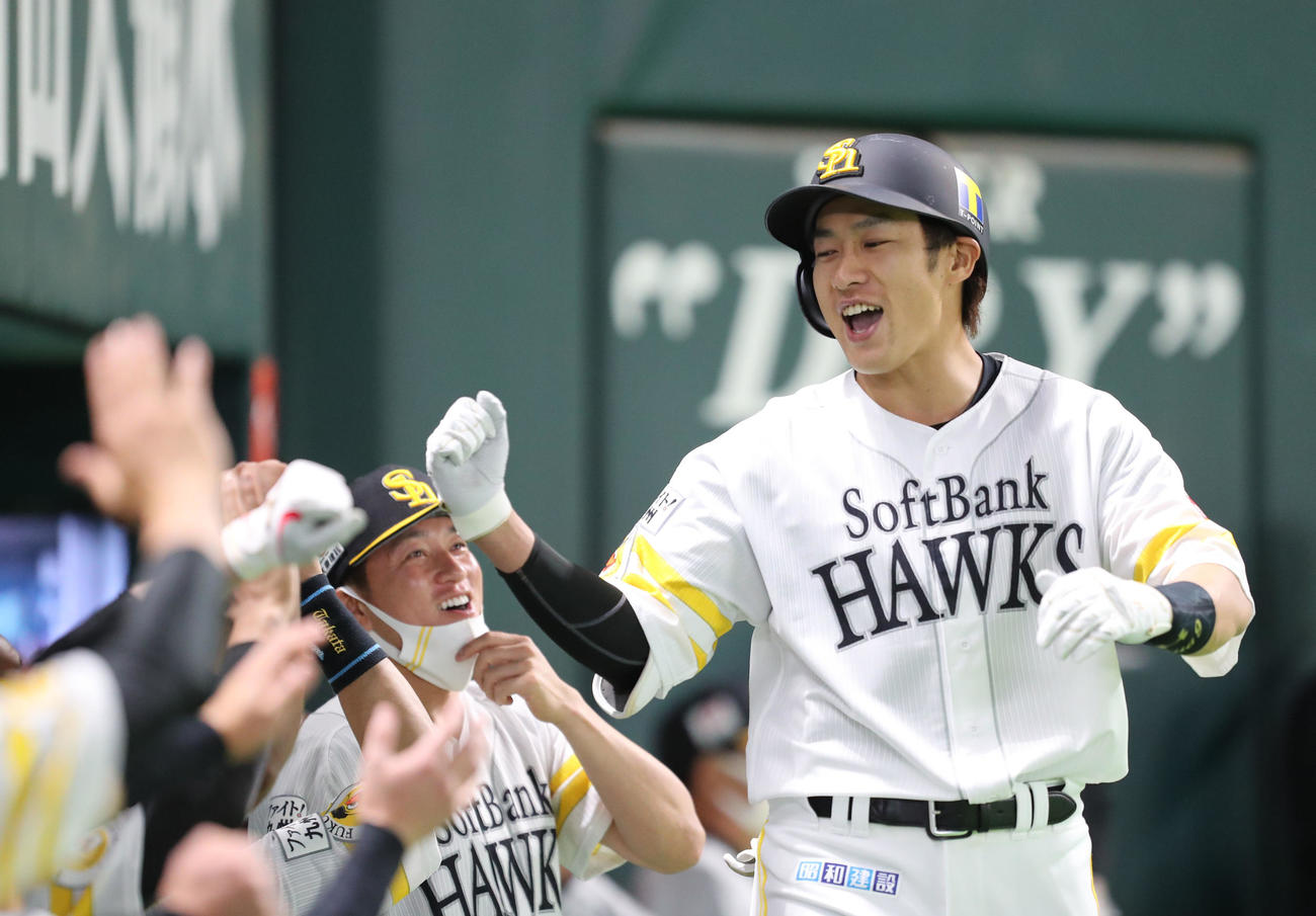 ソフトバンク対西武　4回裏ソフトバンク1死、柳田悠岐は中越え本塁打を放ちベンチのナインとタッチ（撮影・梅根麻紀）
