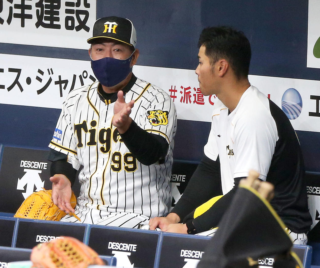 阪神対中日　試合前、ベンチで井上ヘッドコーチ（左）の話を聞く佐藤輝（撮影・上山淳一）