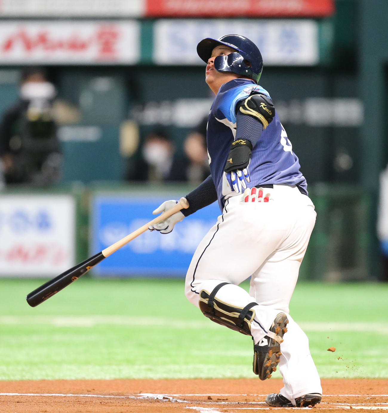 ソフトバンク対西武　6回表西武2死一塁、渡部健人は左越えの2点本塁打放つ（撮影・屋方直哉）