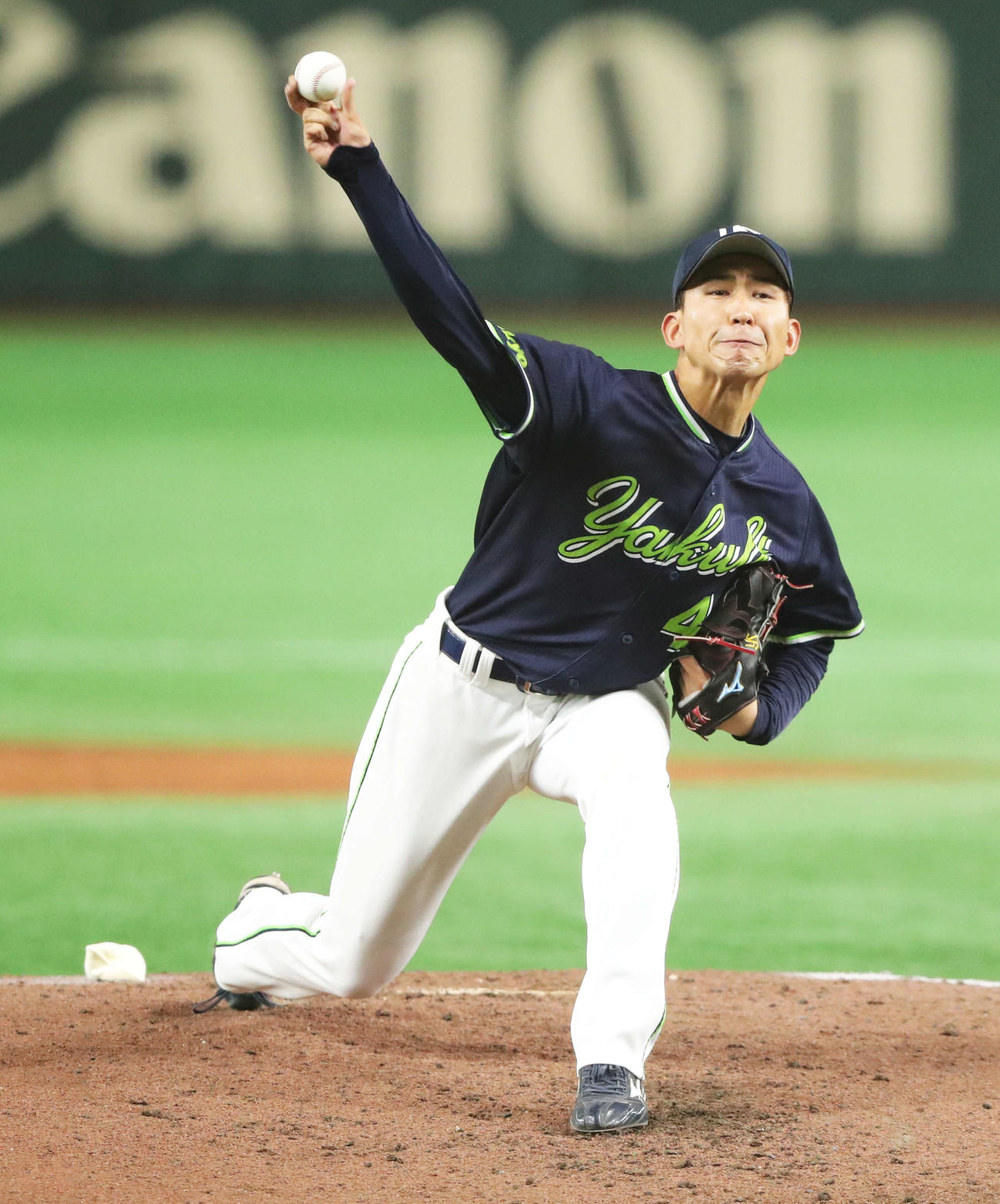 巨人対ヤクルト　2回裏巨人無死、力投する金久保（撮影・河田真司）