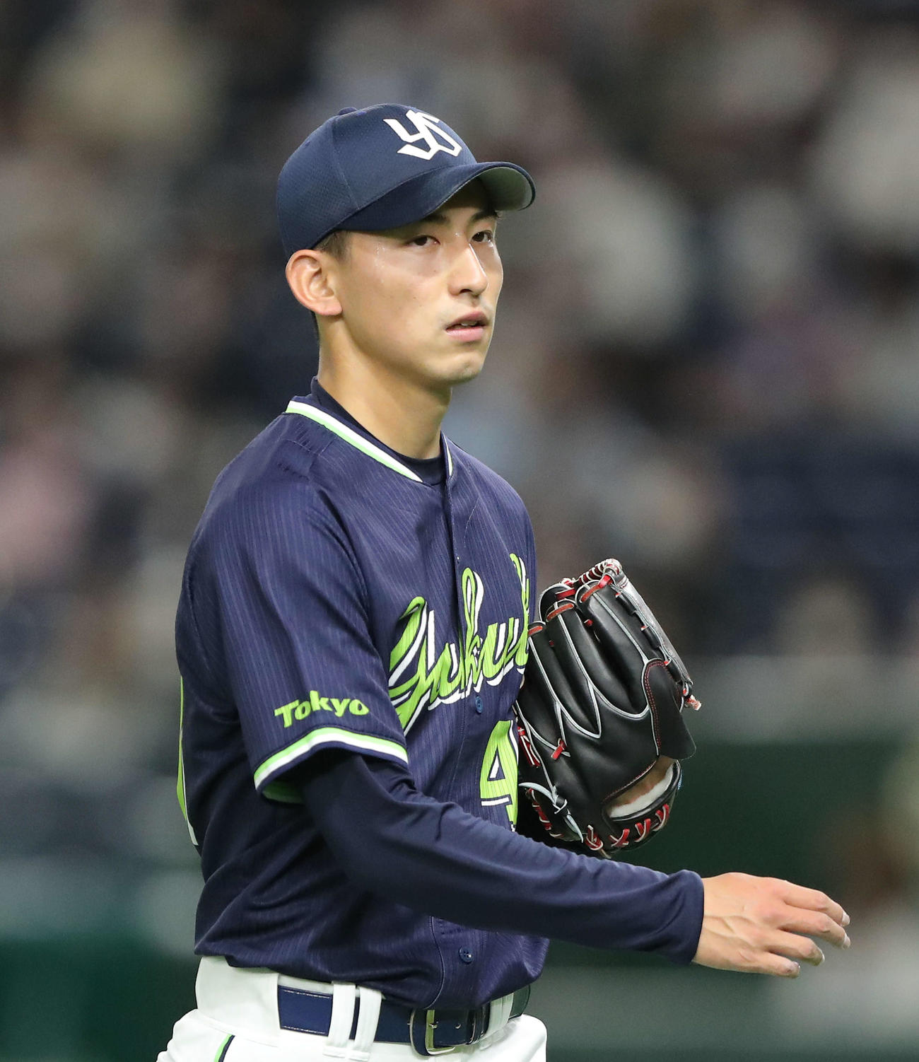 巨人対ヤクルト　4回裏を抑え、ベンチに戻る金久保（撮影・河田真司）