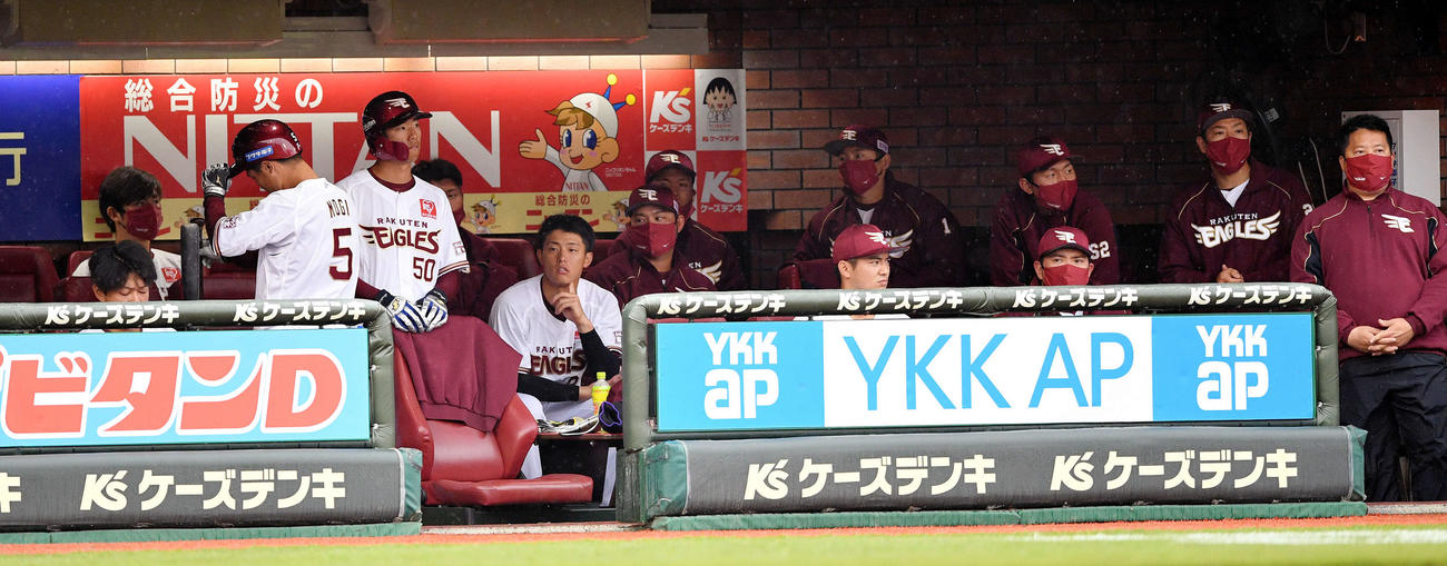 楽天対オリックス　9回、戦況を見つめる楽天ナイン（撮影・滝沢徹郎）