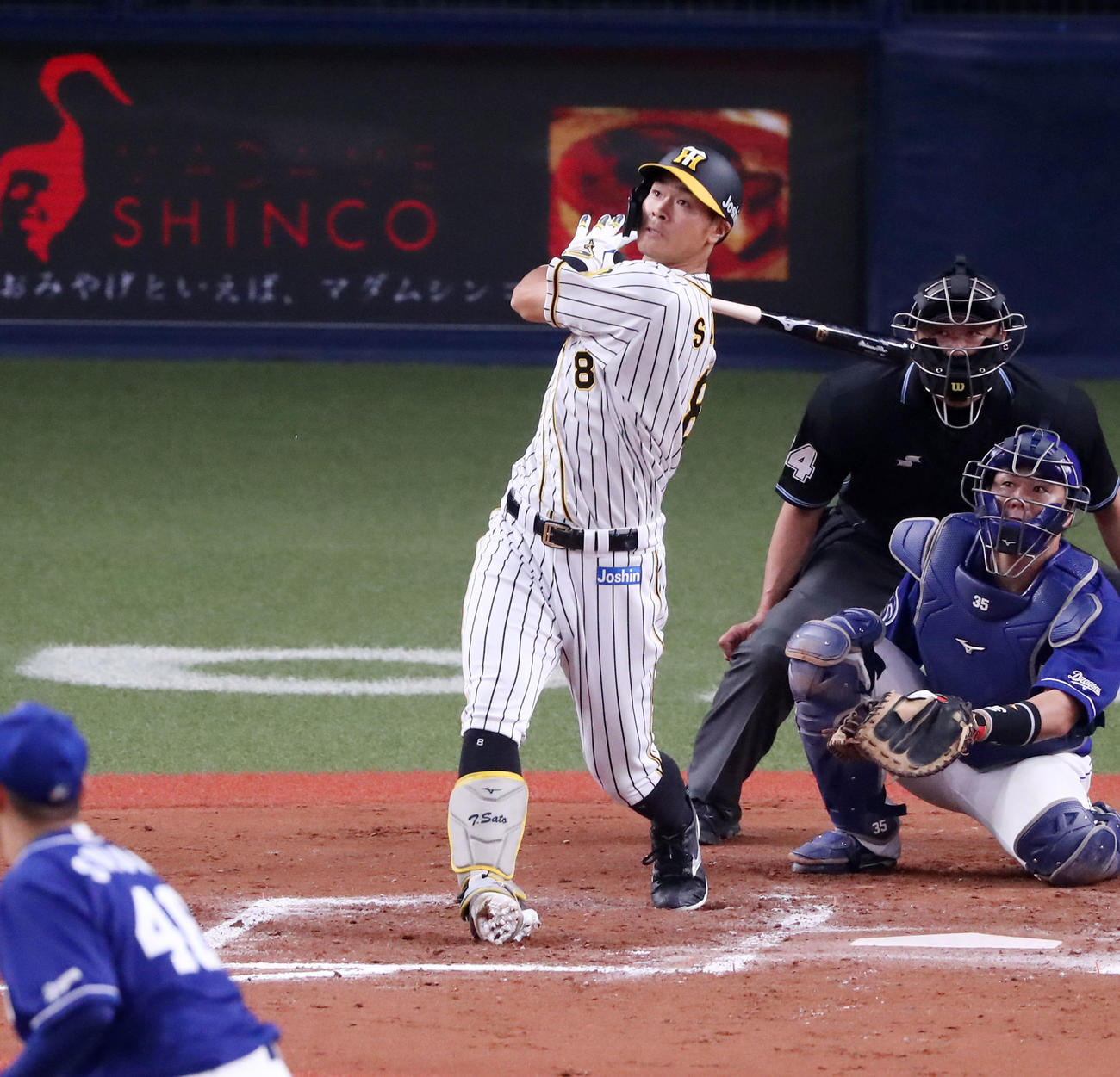 阪神対中日　6回裏阪神2死満塁、代打佐藤輝は右飛を放つ。投手は鈴木（撮影・加藤哉）