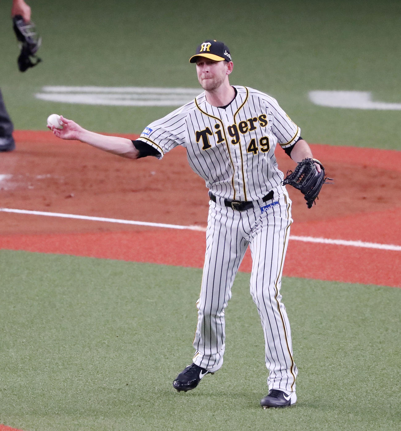 阪神対中日　4回表中日1死一、二塁、ガンケルは平田の打球を二塁へ送球し野選となる（撮影・加藤哉）