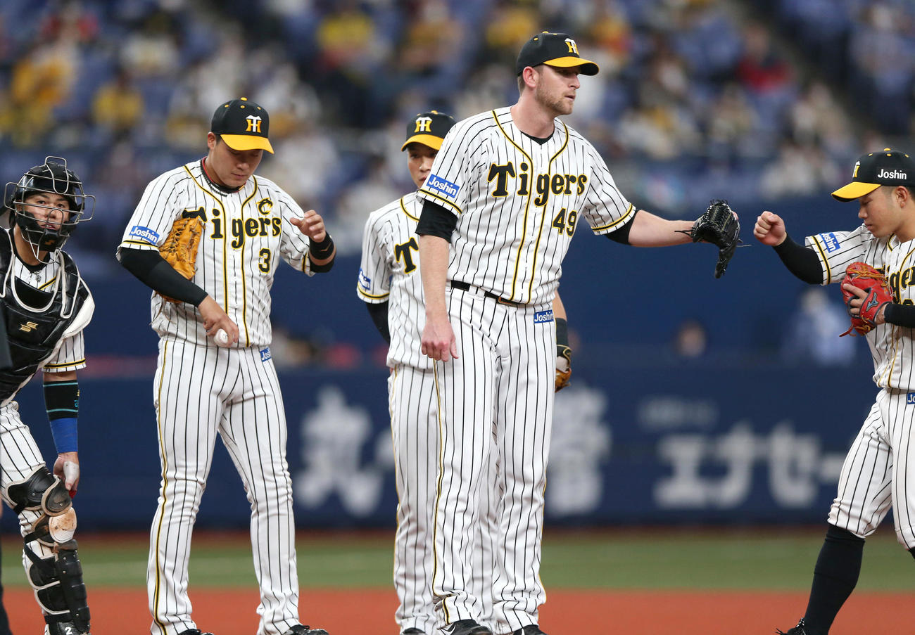阪神対中日　7回表中日1死、ガンケル（手前）は木下を三振に打ち取りマウンドを岩貞へ継投する（撮影・上山淳一）