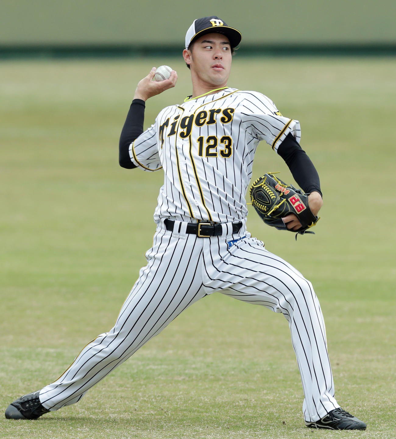 キャッチボールを行う阪神鈴木翔太（代表撮影）