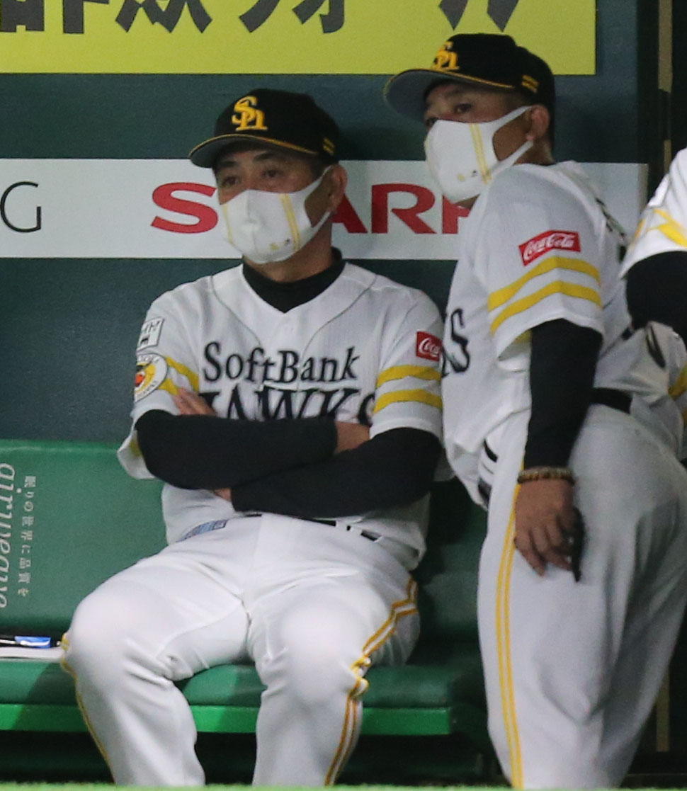 ソフトバンク対西武　9回裏、試合を見つめる工藤公康監督（撮影・屋方直哉）