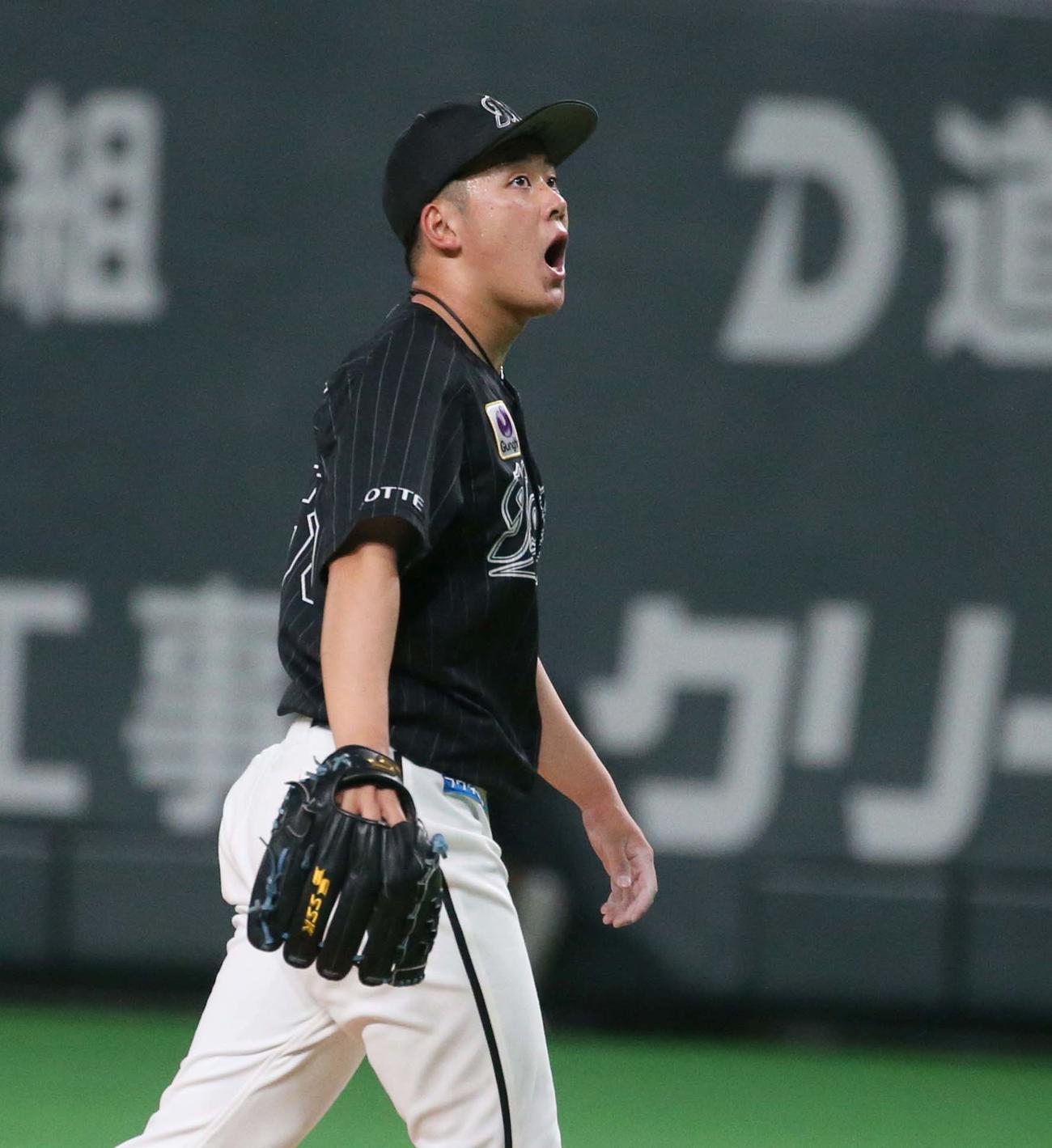 日本ハム対ロッテ　6回裏日本ハム2死、近藤を三振にとり叫ぶ鈴木（撮影・黒川智章）