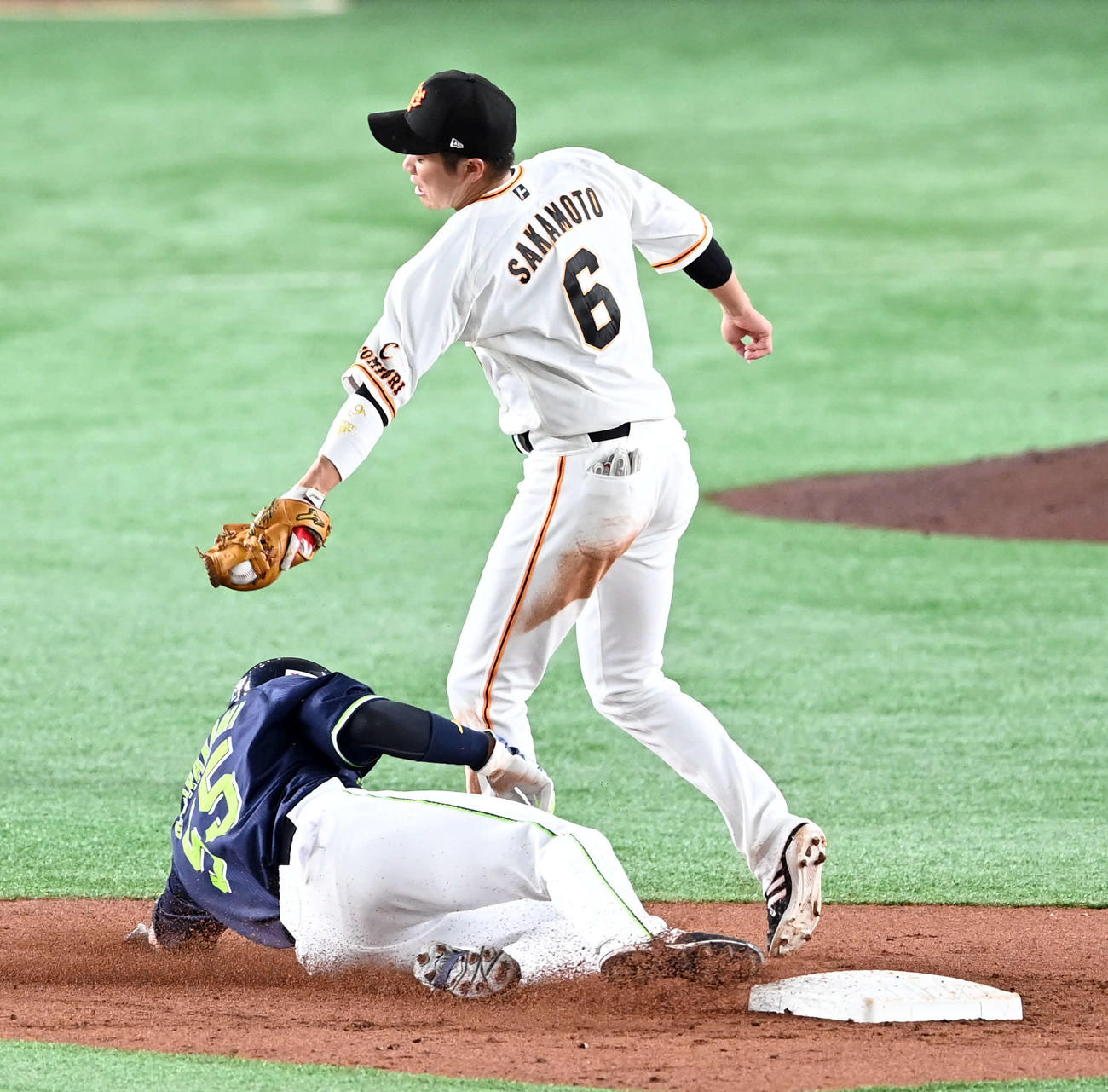 巨人対ヤクルト　2回表ヤクルト無死一塁、二盗を決める村上（撮影・たえ見朱実）