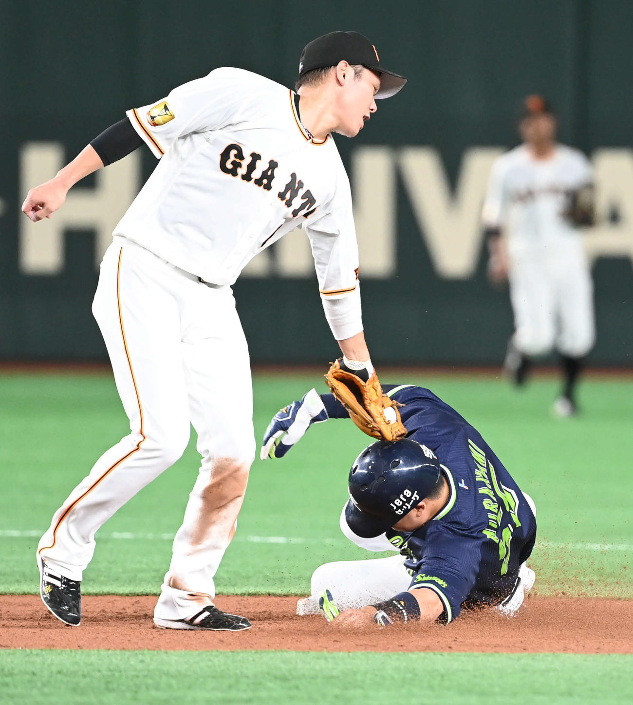 巨人対ヤクルト　2回表ヤクルト無死一塁、村上（下）は二塁盗塁を決める。遊撃手坂本（撮影・山崎安昭）