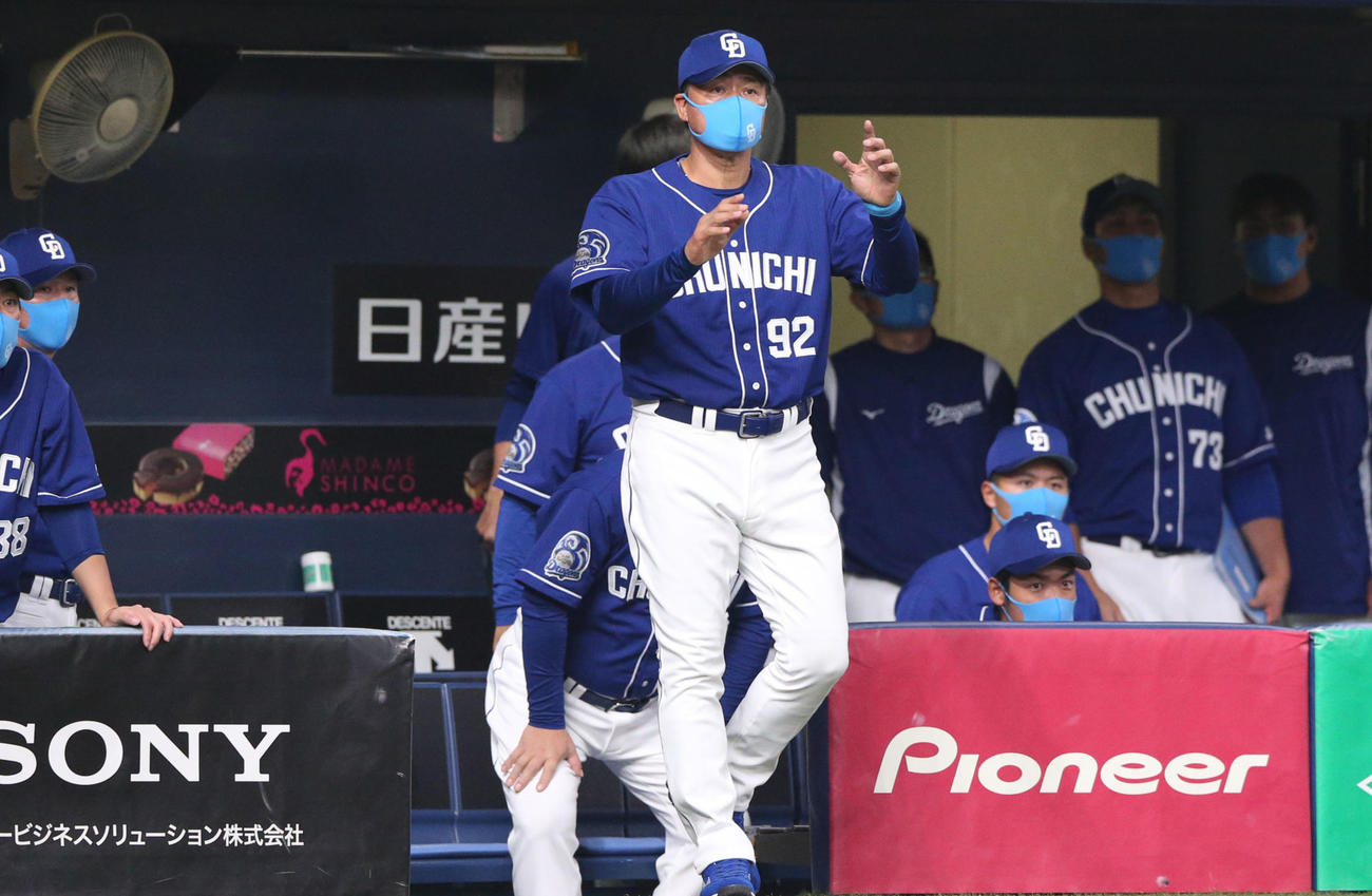 阪神対中日　6回裏阪神2死一、二塁、マルテの生還に対し、球審に「リクエスト」行使する中日与田監督（撮影・上山淳一）