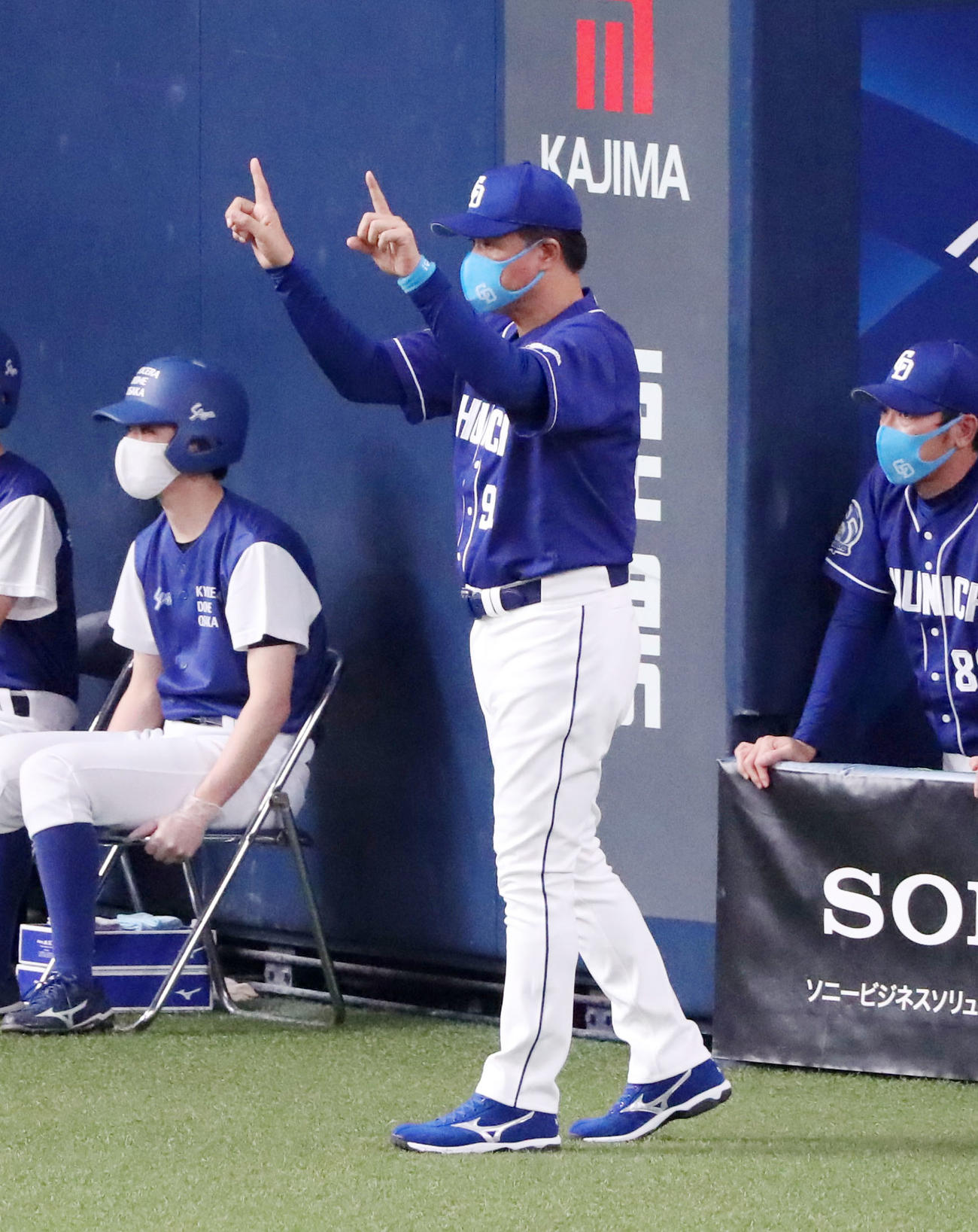 阪神対中日　6回裏阪神2死一、二塁、中日与田監督は陽川の左前打で生還したマルテの判定に対しリクエストする（撮影・加藤哉）