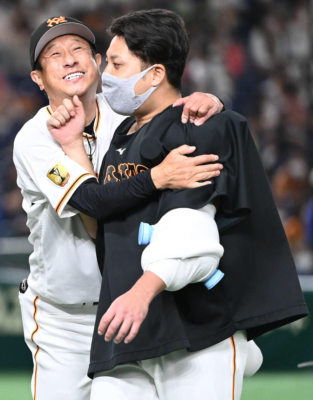 巨人対ヤクルト　今季初勝利の巨人今村（右）は宮本投手チーフコーチに抱きつかれる（撮影・山崎安昭）