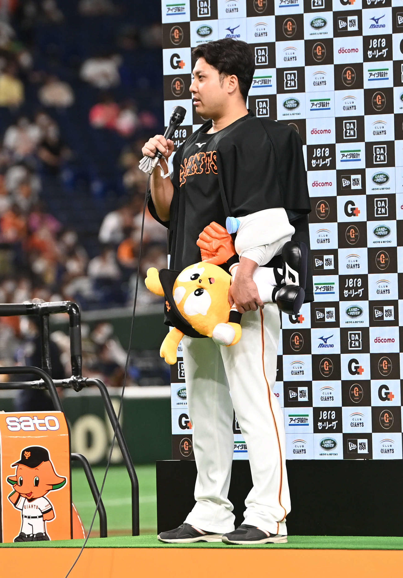 巨人対ヤクルト　ヒーローインタビューを受ける巨人今村（撮影・山崎安昭）