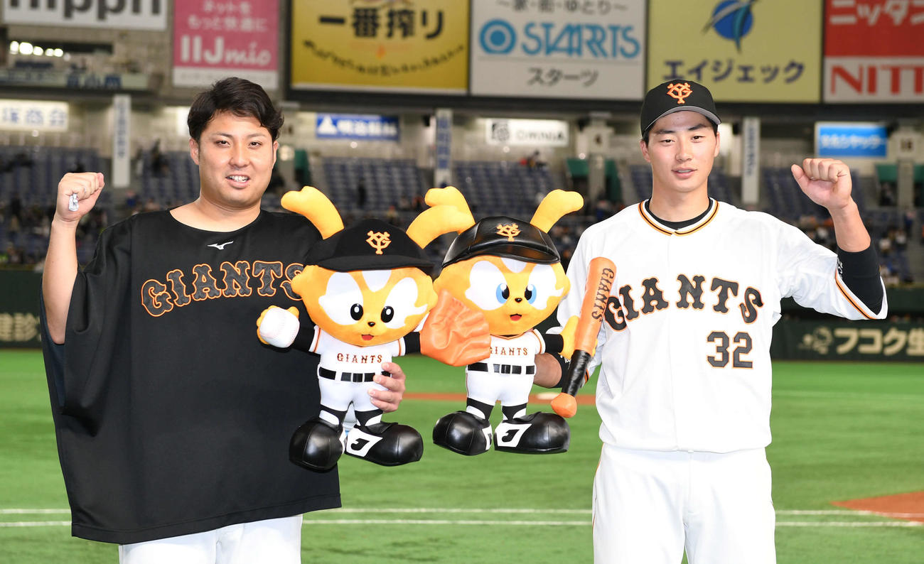 巨人対ヤクルト　巨人今村（左）と広岡は笑顔で記念撮影に臨む（撮影・山崎安昭）