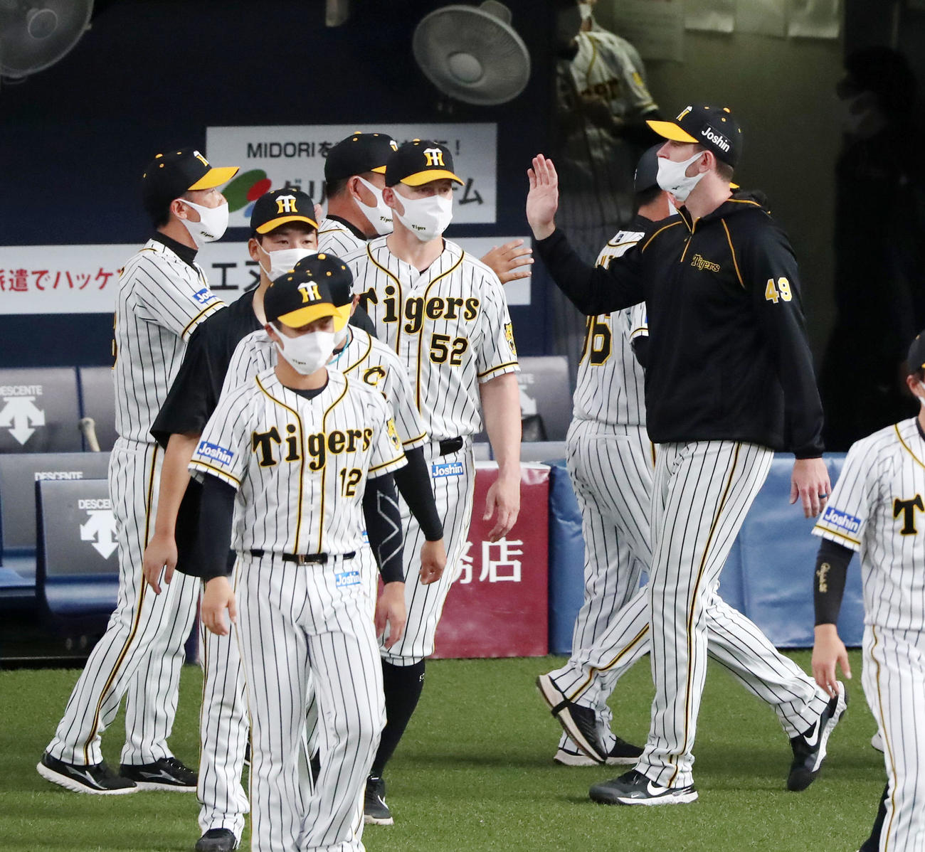 阪神対中日　中日に勝利しガンケル（右）は矢野監督とエアタッチ（撮影・加藤哉）