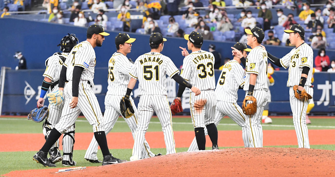 阪神対中日　中日に勝利、喜ぶ阪神ナイン（撮影・前岡正明）