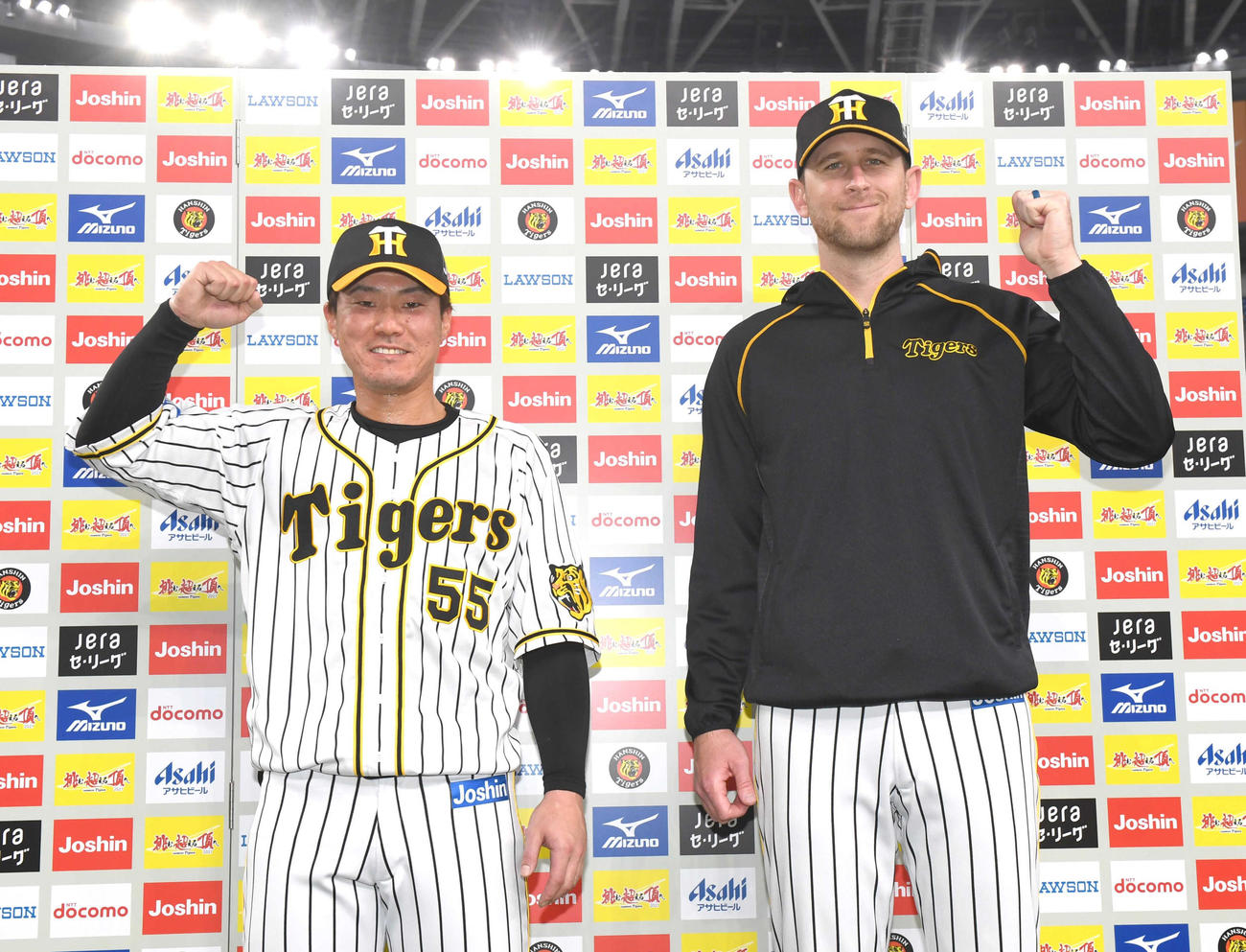 お立ち台でガッツポーズする阪神陽川（左）とガンケル（代表撮影）